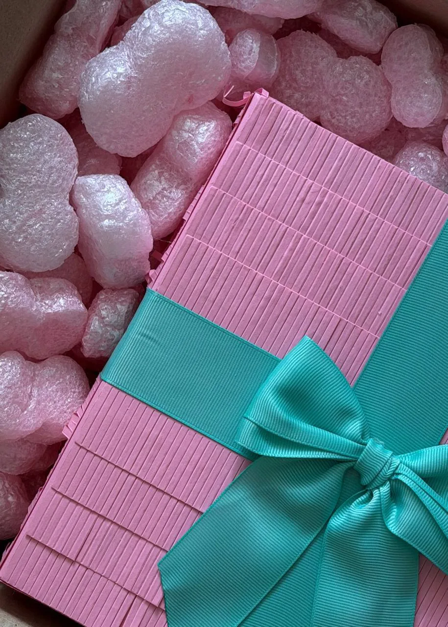 У сервиса бьюти-боксов NewBeautyBox день рождения и они выпустили офигенный бокс «Сама себе праздник