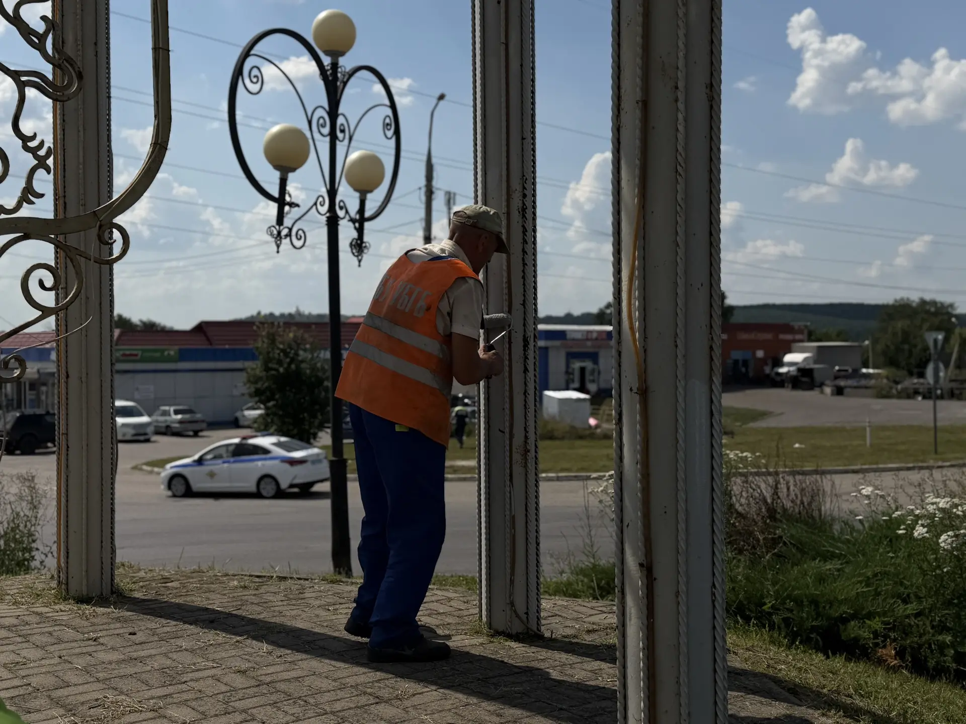 Пока одни специалисты заканчивали с мемориалами, другая бригада МБУ «УБГБ» делала финал...