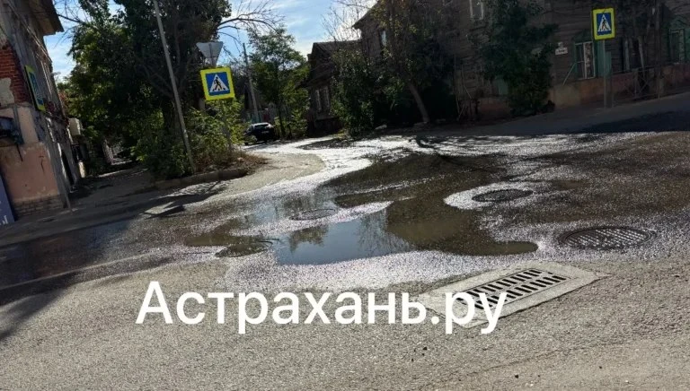 В Астрахани снова не могут устранить разлив канализации. Подобные ситуации в городе про...