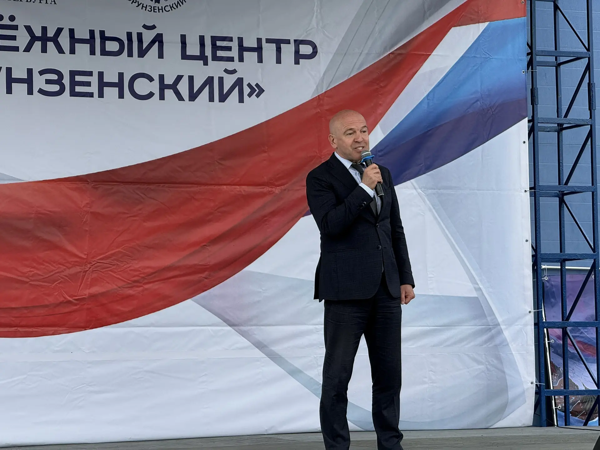 🇷🇺 С Днём России!

В честь государственного праздника уличная сцена Дома молодёжи «Купчино» превра