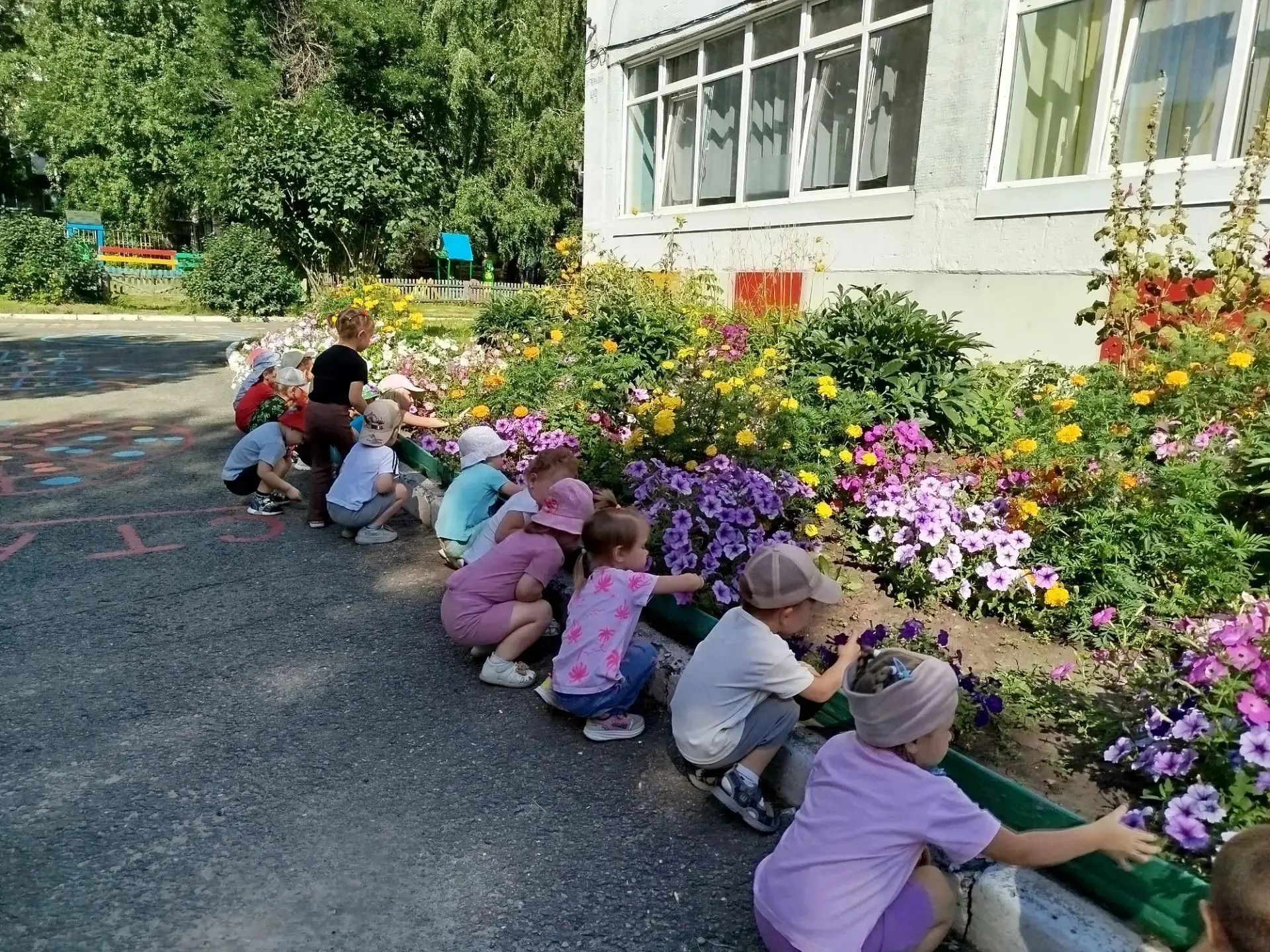 🌸 "День цветов" прошёл в младшей группе "Алёнушка". Наши почемучки знакомились с миром...