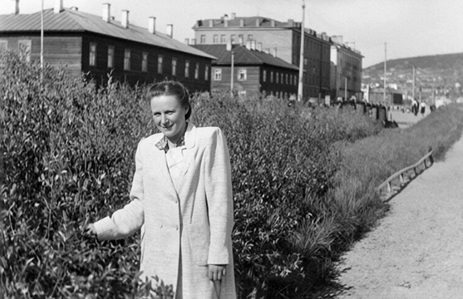 Фотография из архива Л. С. Федоренко, сделанная в 1953 году на Пушкинской улице.