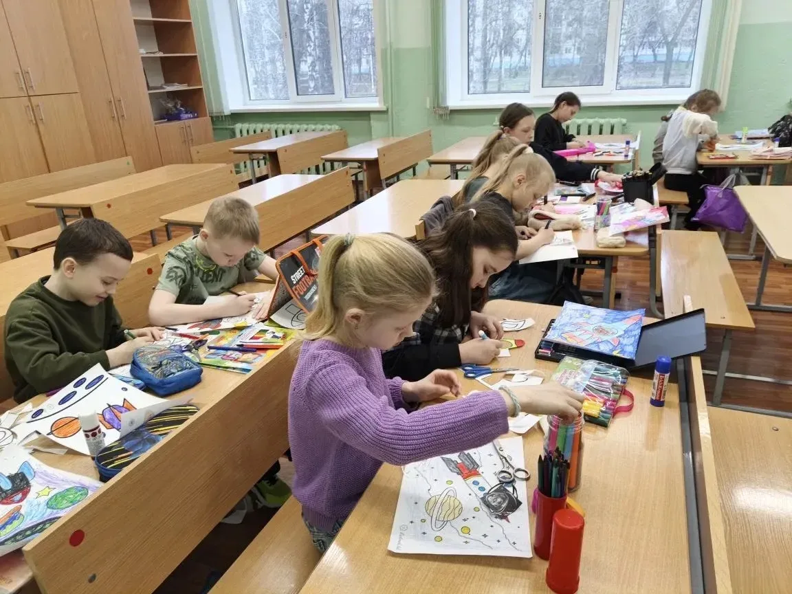 🚀 9 апреля ребята 2Д класса, 2 корпуса (классный руководитель Лазарева Н.П.) отметили 65‑летие перво
