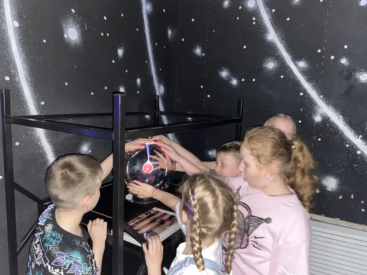 🚀 1 «Б» в «ДЖОУЛЬ ПАРКЕ»! ⚡️  Сегодня наш дружный 1 «Б» класс совершил невероятное путешествие в мир