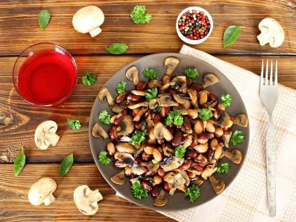 🍄 Постный салат с грибами и фасолью.  Ингредиенты:  • Фасоль (сухая) — 120 г • Грибы — 200 г • Чесно