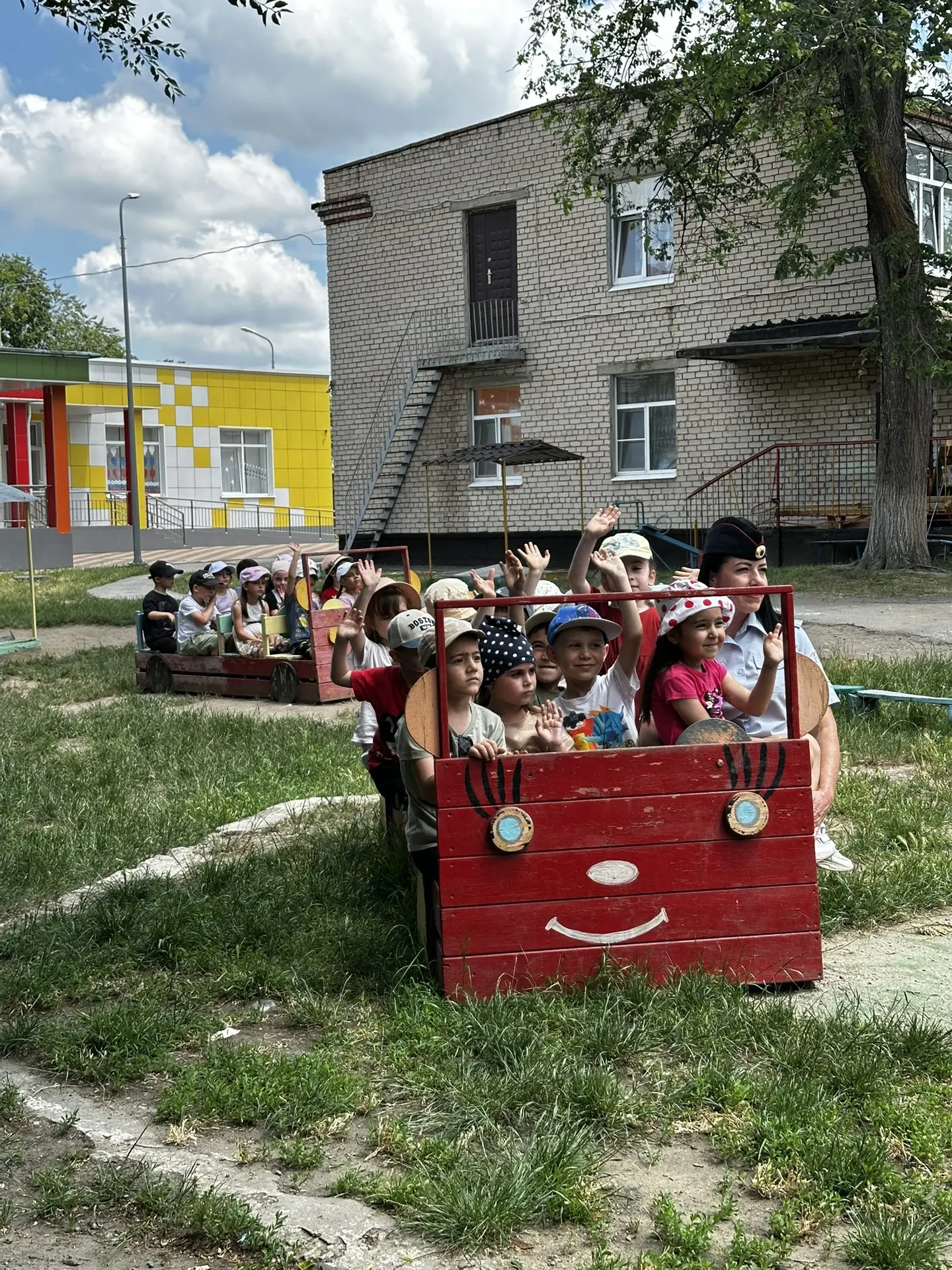 🚨 Безопасность — это весело и дружно! 

🚦Сегодня в гостях у наших ребят побывала инспектор по проф