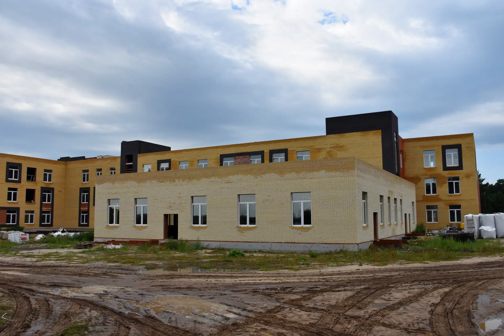 В селе Чуварлеи Алатырского муниципального округа продолжается строительство современно...