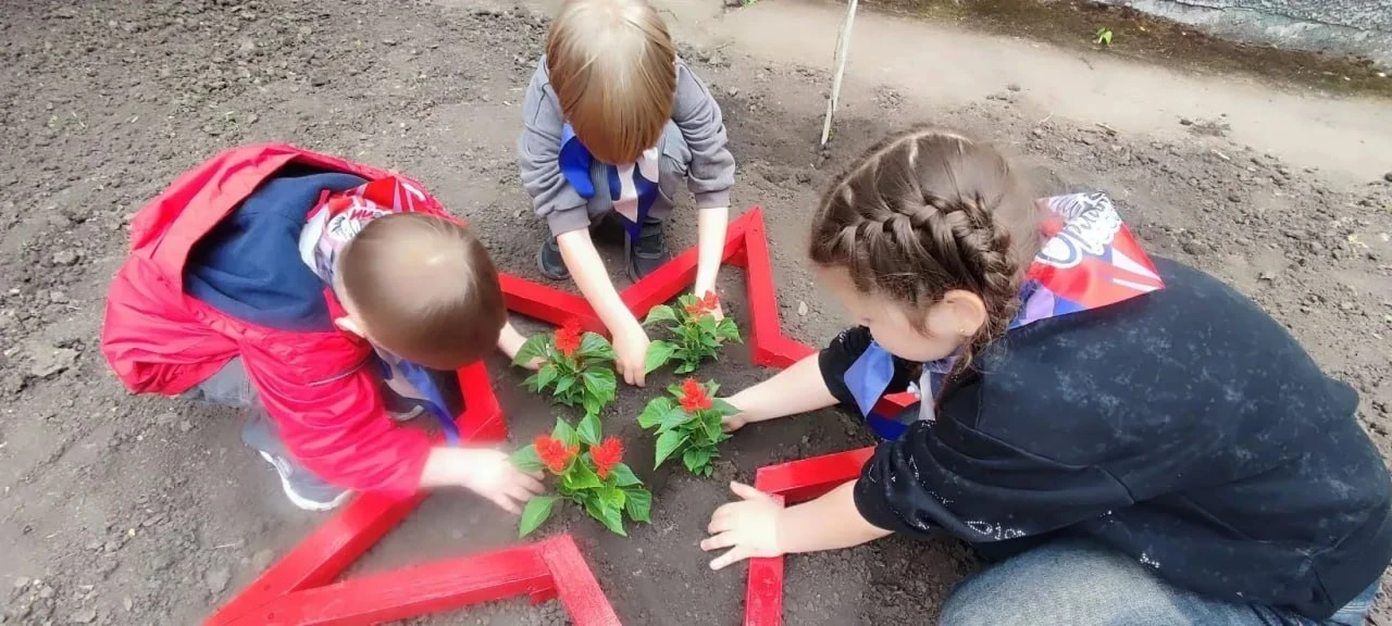 🌱 В Краснолучском округе дети и подростки доказали: память о героях живет в добрых делах. Юные патри