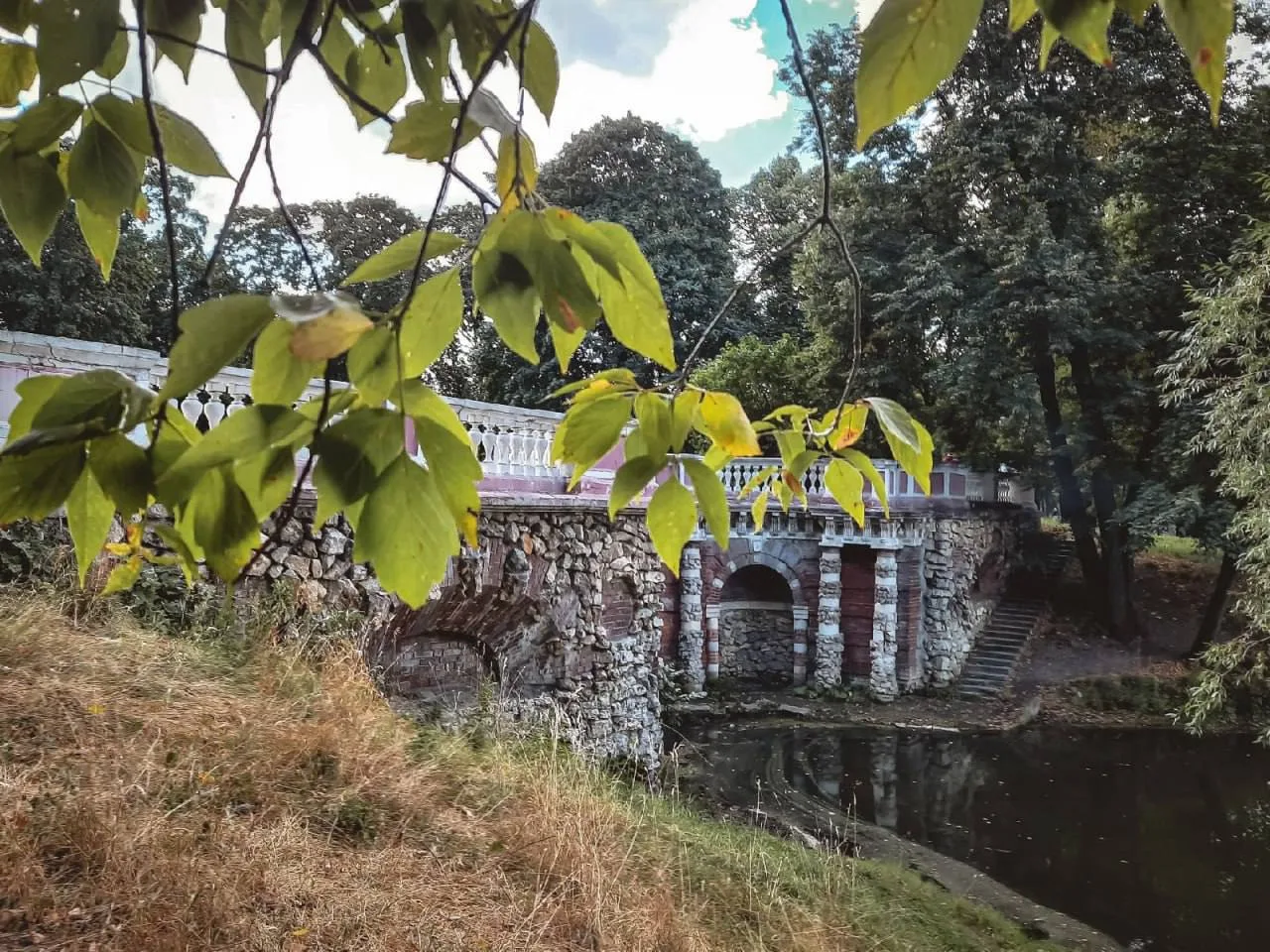 Лефортовский парк 

Здесь в любое время года царит спокойная, умиротворяющая обстановка. Наибольшую 