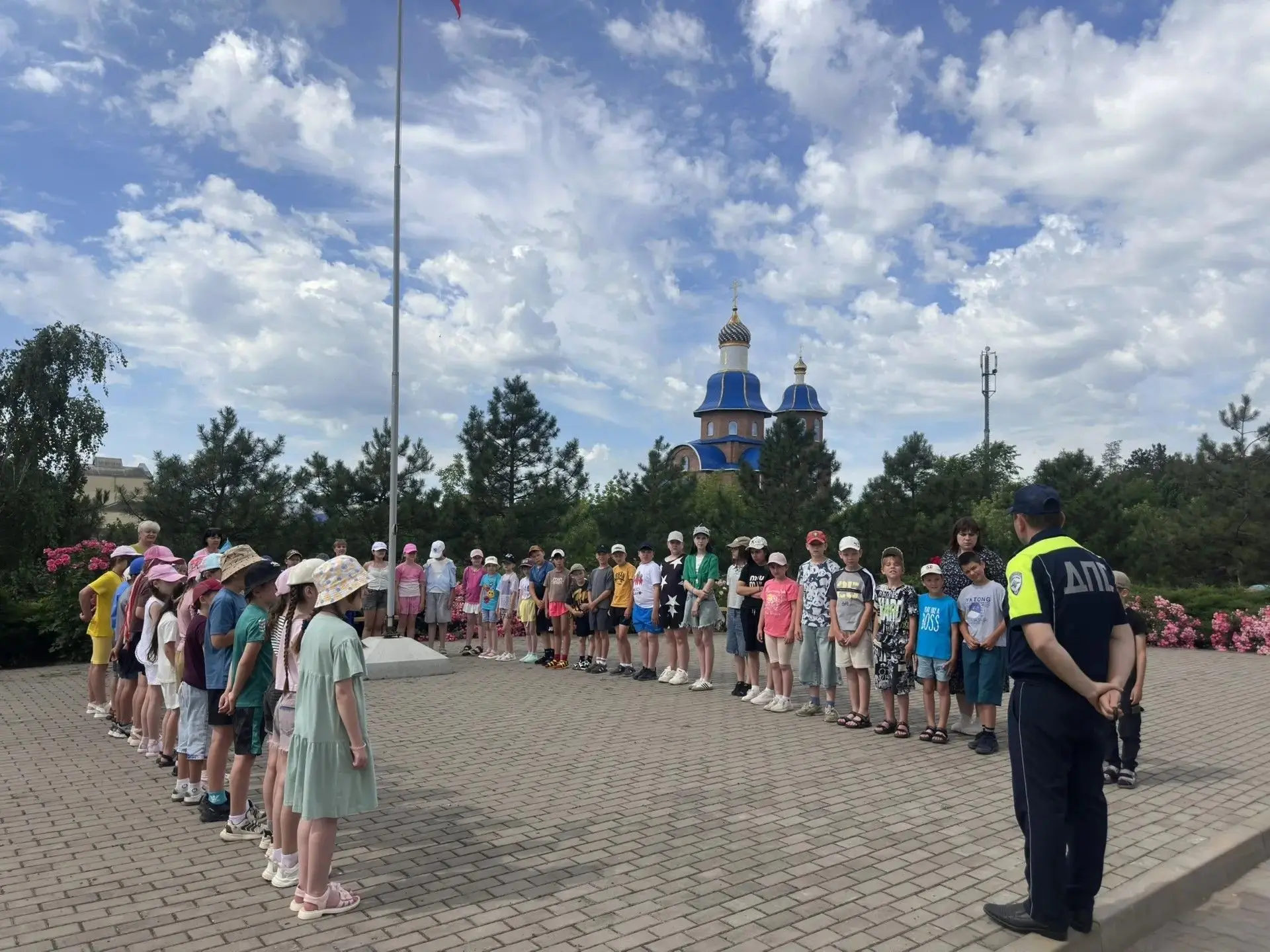 Сегодня у воспитанников пришкольного лагеря «Мечта» был важный гость — старший лейтенант полиции Сух