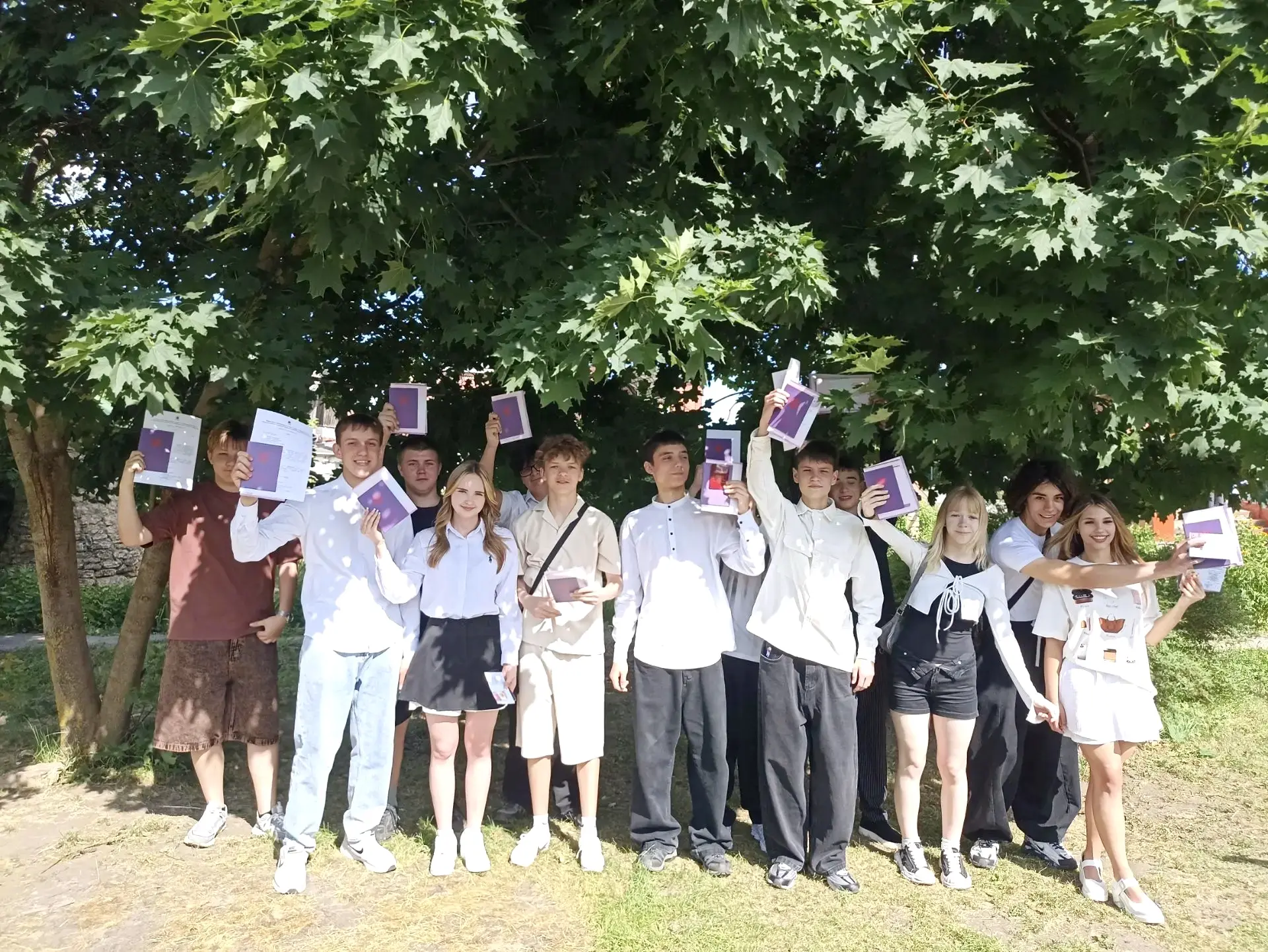 Сегодня знаменательный день! 🎓
Наши дорогие девятиклассники получили главный документ — аттестаты о