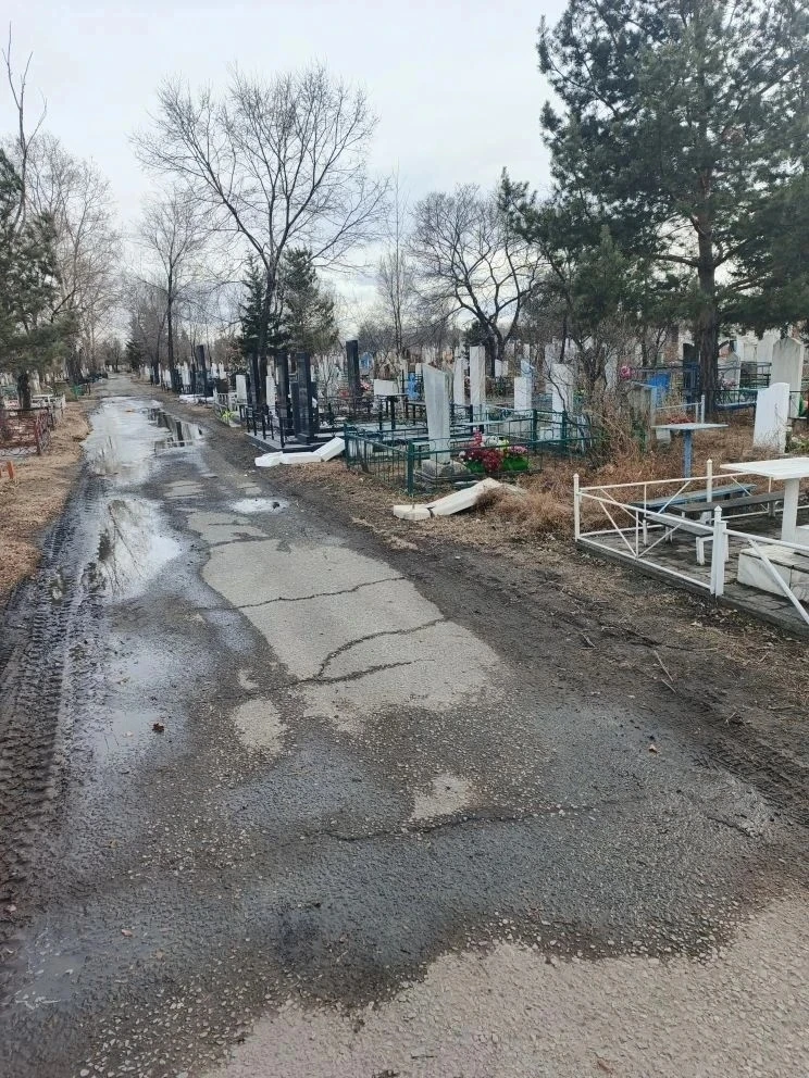 В Черногорске вандалы разрушили более 20 памятников на городском кладбище  Сотрудники Черногорского 