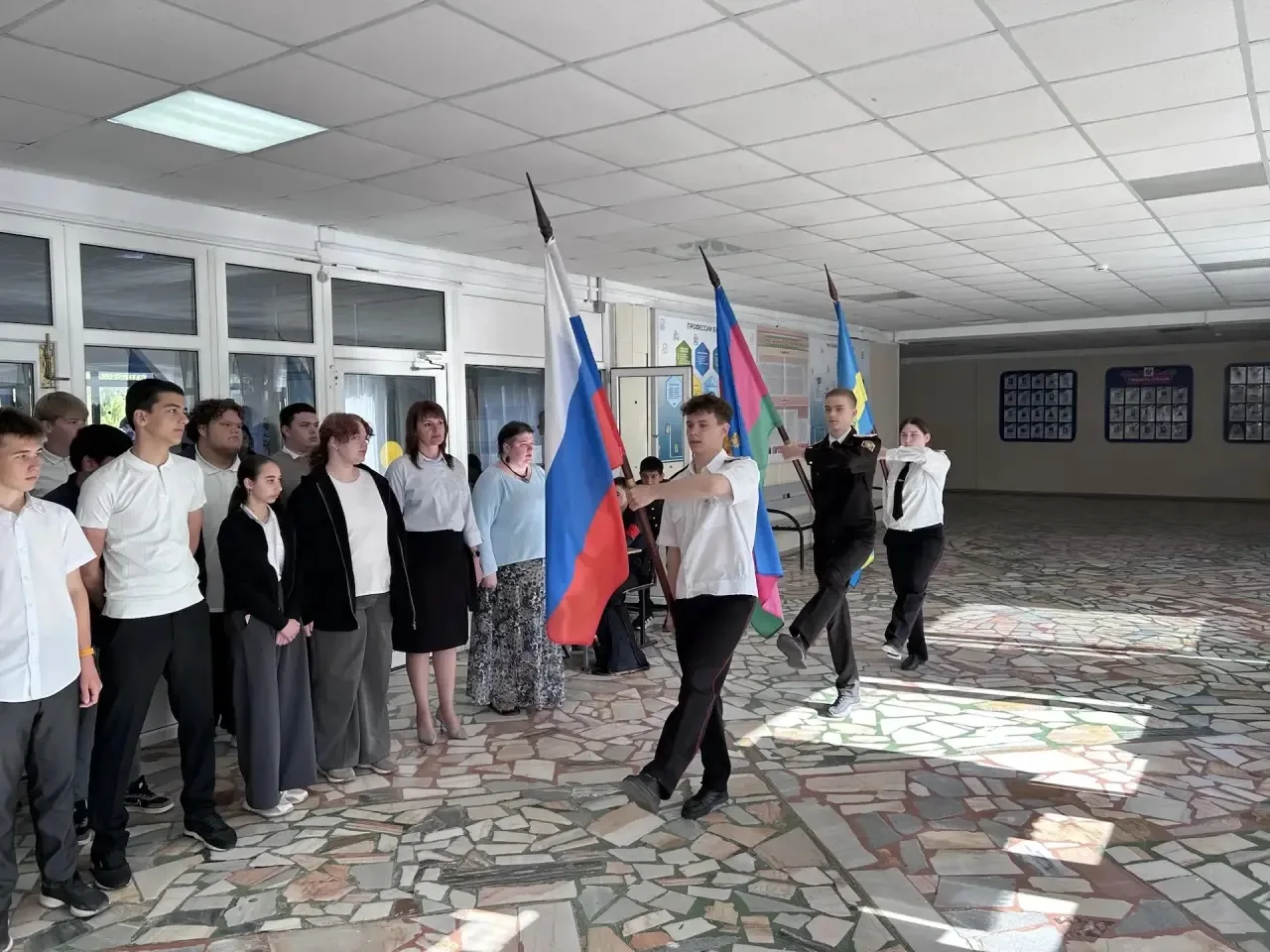 У нас прошла традиционная линейка, которая объединила учеников 👨‍🎓👩‍🎓 и учителей 👨‍🏫👩‍🏫.  Событие от