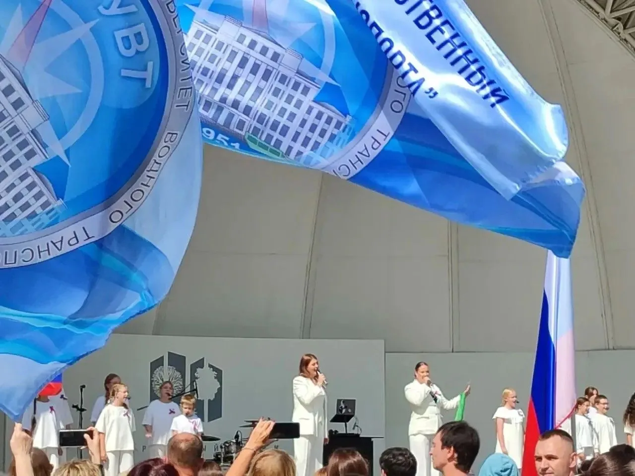 Наши сегодня поздравляют горожан и в Центральном парке!