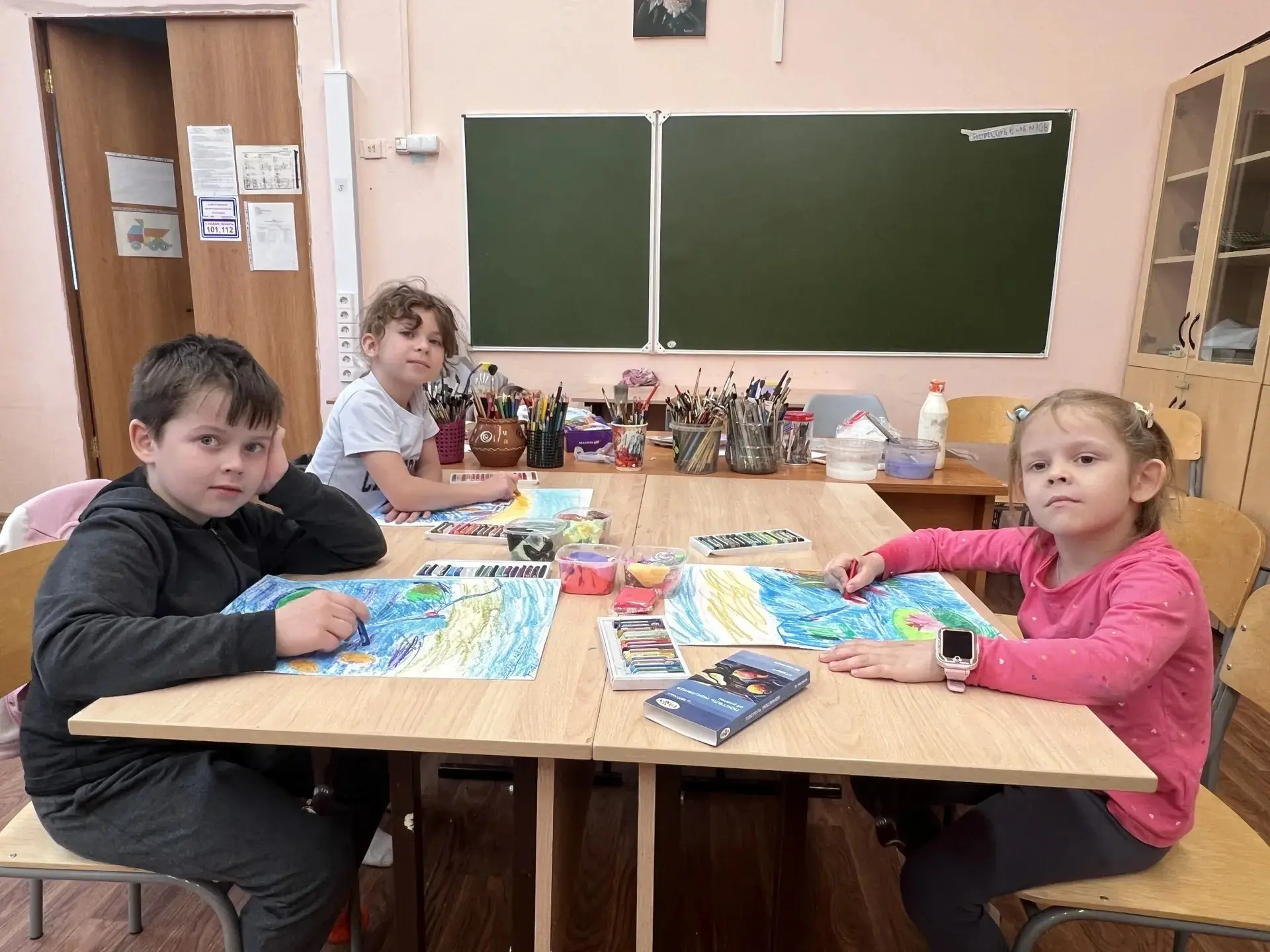 🎨 Лето в красках: творчество без границ!

Лето — время открытий и творчества! Наши юные художники и