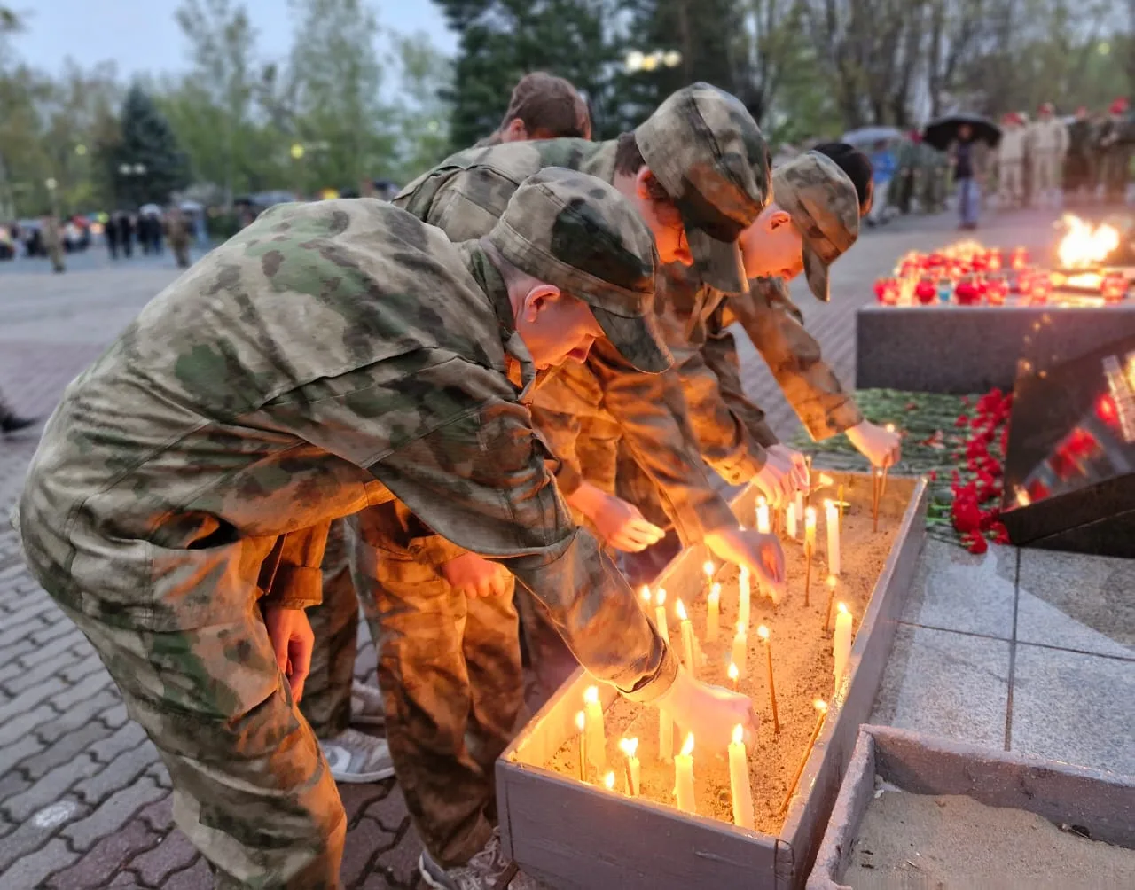 Сегодня, 6 мая, в Арсеньеве состоялось молодёжное шествие "Свеча памяти".  Школьники, студенты Примо