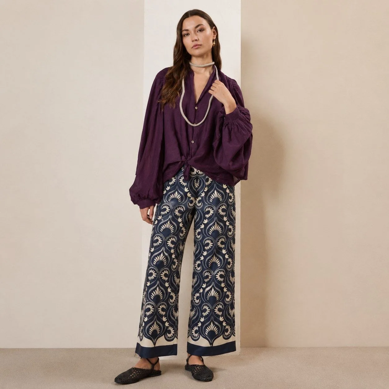 Визуальное #inspo сейчас выглядит так:
Брюки #maxmara из шелка - ставьте ❤️
Блузка в цвете Wine ( от