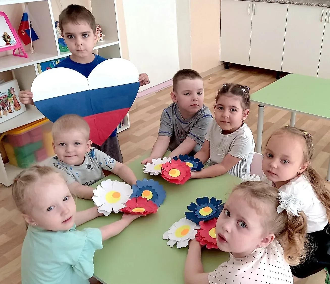 Воспитанники групп "Вишенка" И "Смородинка" принимают участие в акции "Флаги России"
#ФлагиРоссии