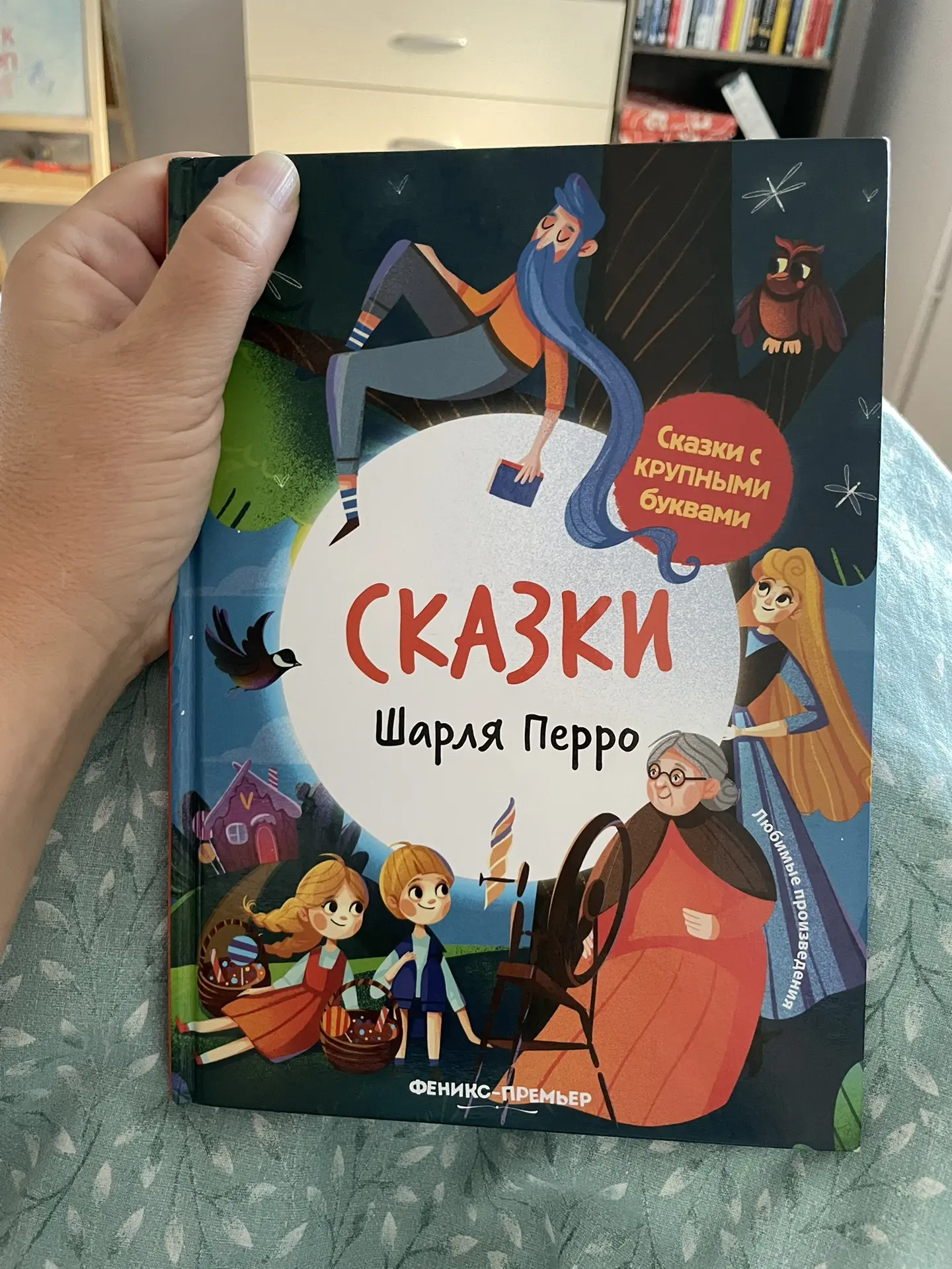 Если утром бежать никуда не надо, то всегда читаем. Сегодня Маруся выбрала из стопки кн...