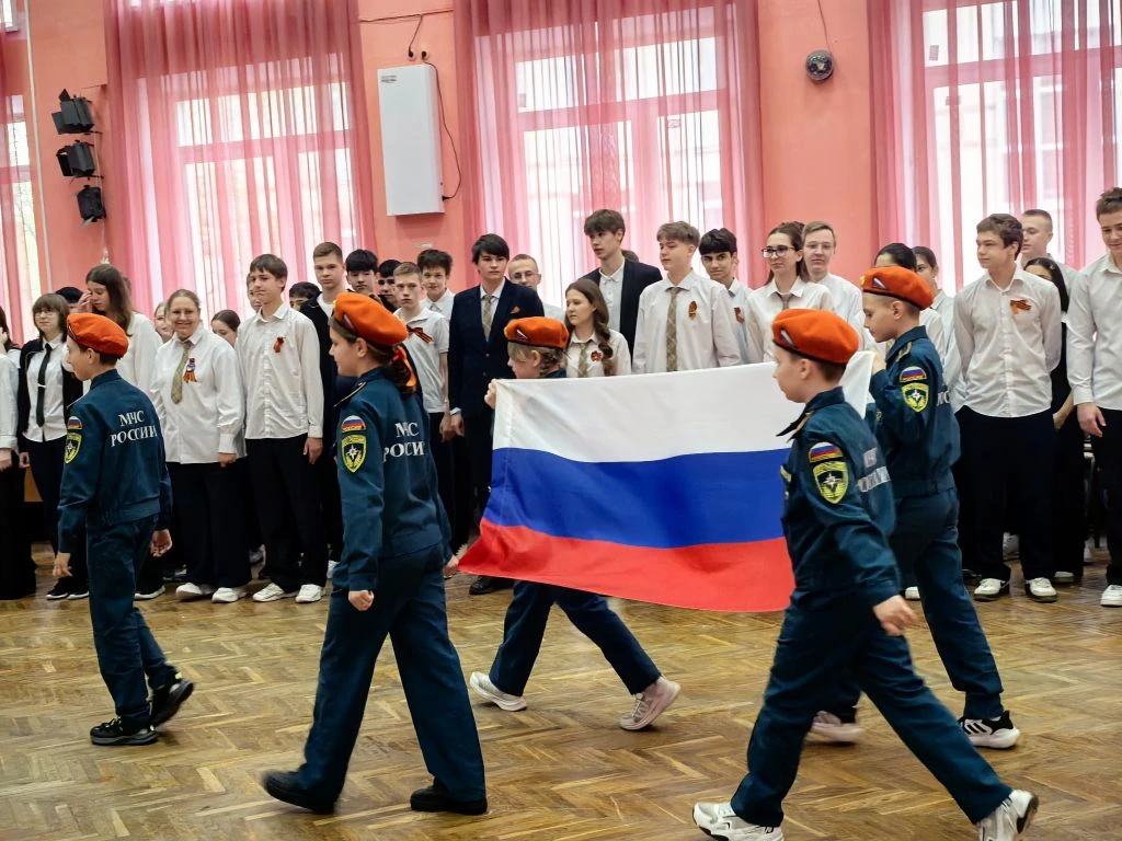 📌Новая учебная неделя в МАОУ СОШ №10 стартовала!  🏫По доброй традиции понедельник в нашей школе нача