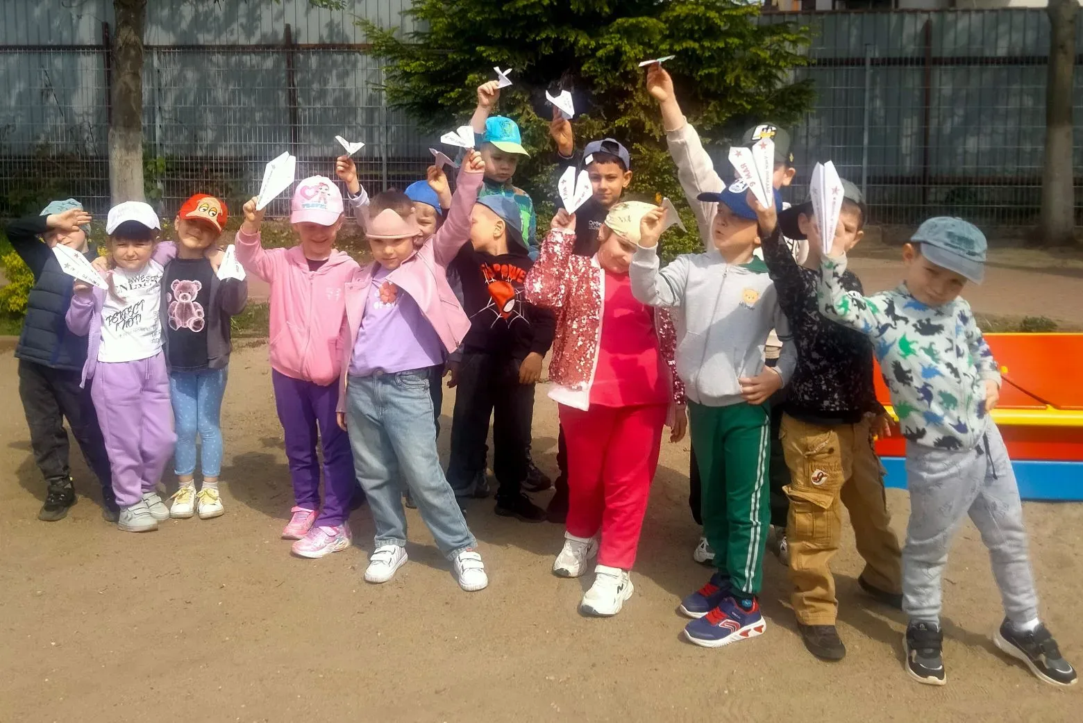 🎉 Патриотическая акция «Самолётик Победы»! 🎉

Дети старшей группы №5 в здании по ул. Красносельска