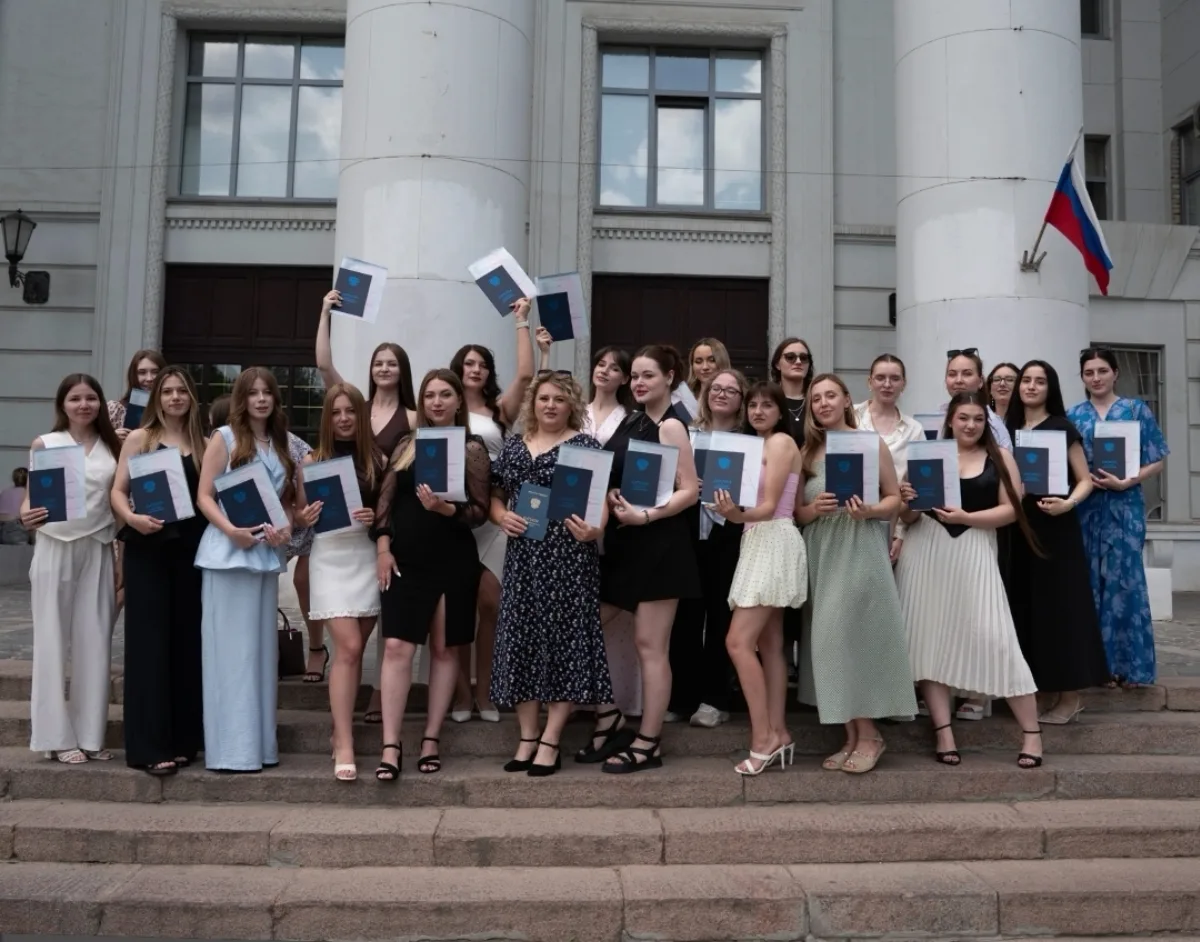 Выпускники заочной формы обучения ИРЯиС получили бакалаврские дипломы.