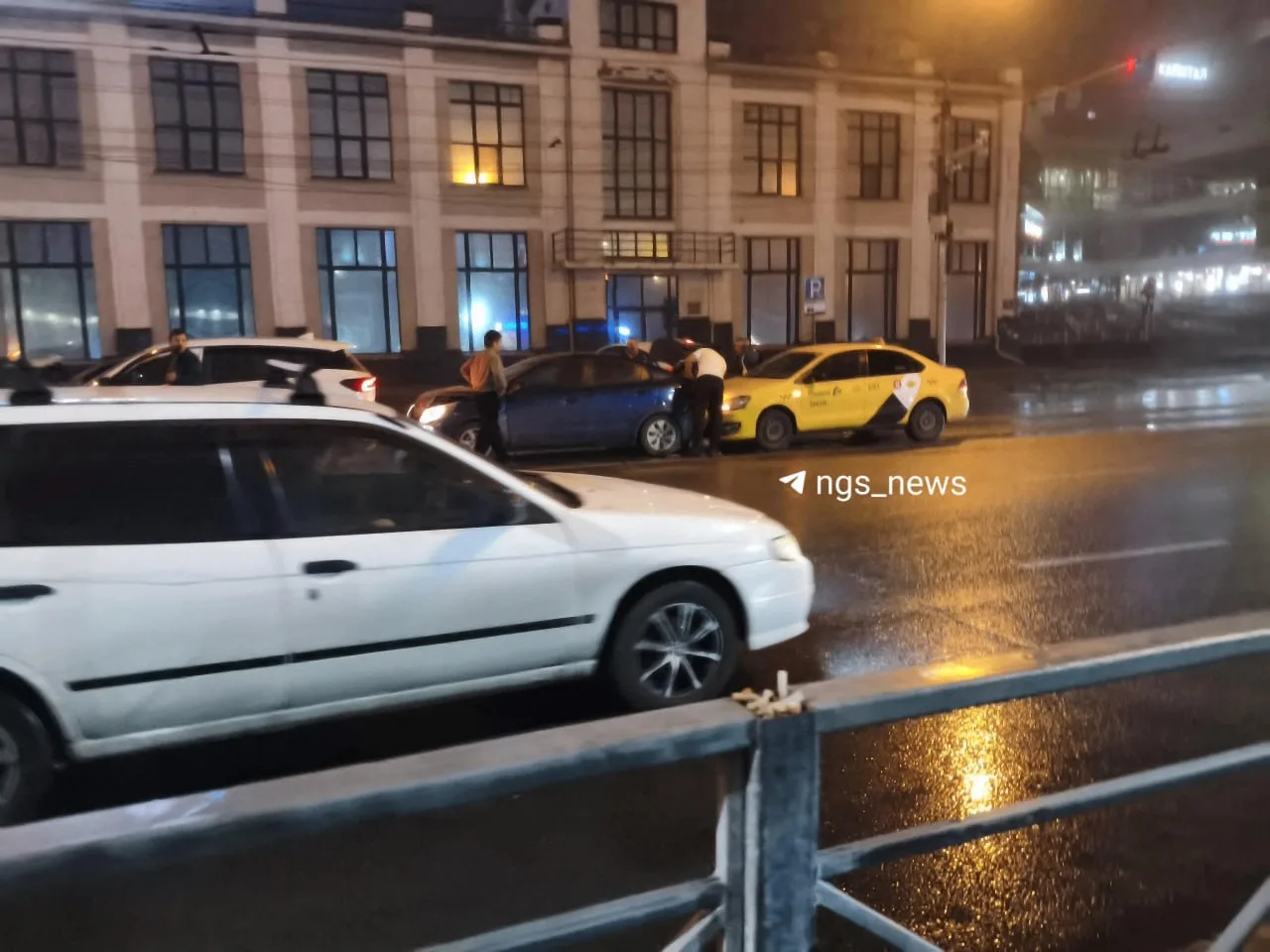 Тройное ДТП с двумя такси произошло сегодня утром возле ж/д вокзала.