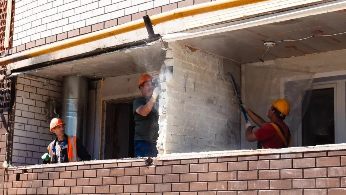 🏗 В Чебоксарах продолжают восстанавливать дома, пострадавшие от атаки БПЛА 5 мая.