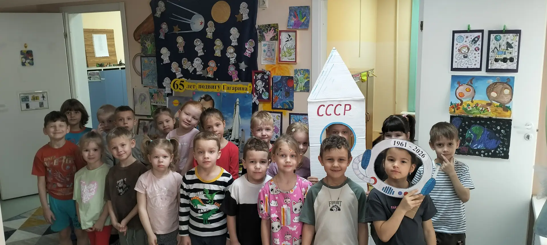 Ко Дню космонавтики в детском саду организовали тематическую беседу для воспитанников. В ходе встреч
