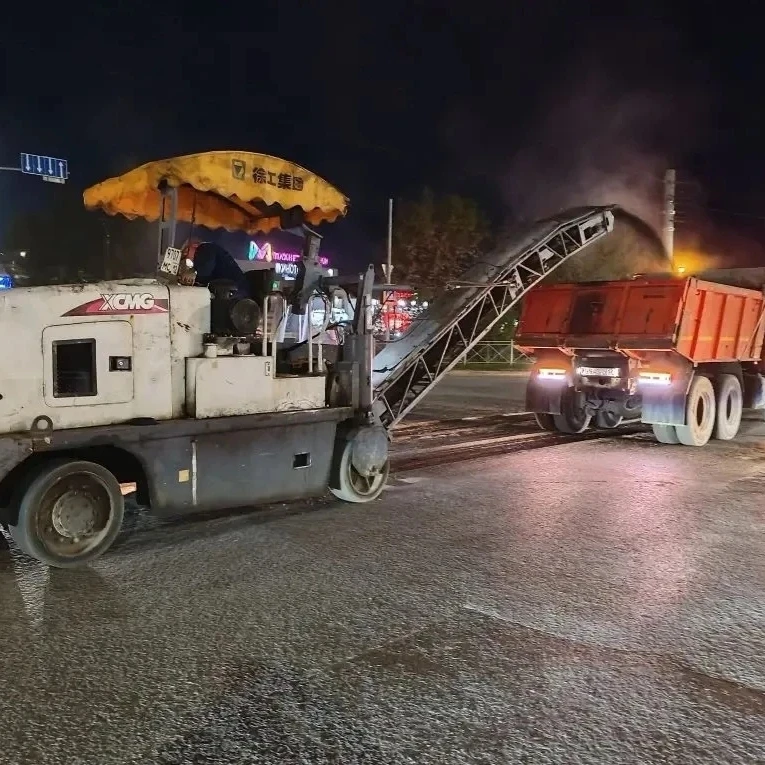 🚧 Рабочие выходные сотрудников дорожных служб  Сотрудники АО «Город» трудятся в полном рабочем режим