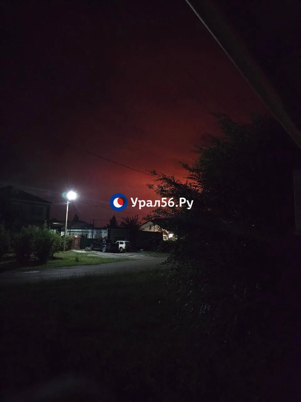Небо от пожара стало красным в поселке Домбаровский

Об этом Урал56.Ру рассказали местные жители и п
