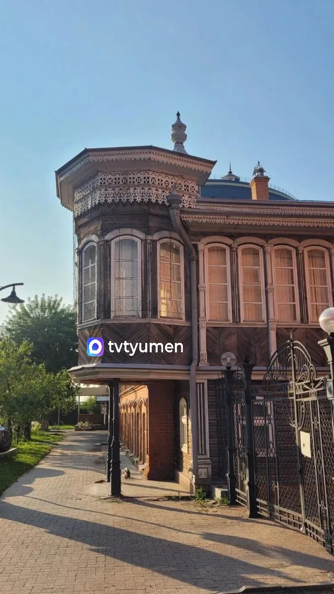🏠 А вы знаете историю дома с ажурным кружевом?

Дом, украшенный башенками в виде миниатюрных куполо