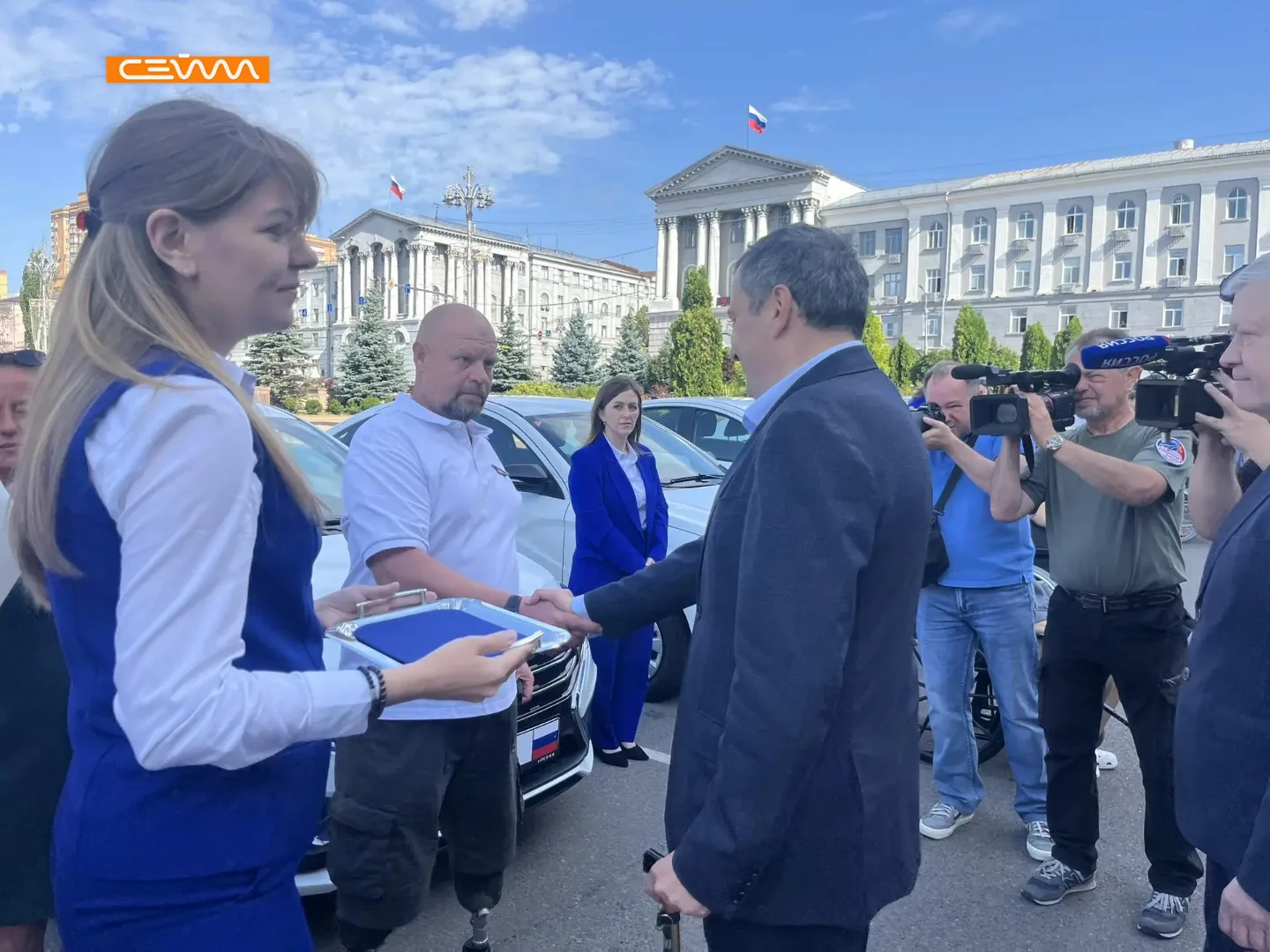 В Курске участникам СВО, получившим тяжелые ранения, вручили ключи от автомобилей. Среди этих машин 