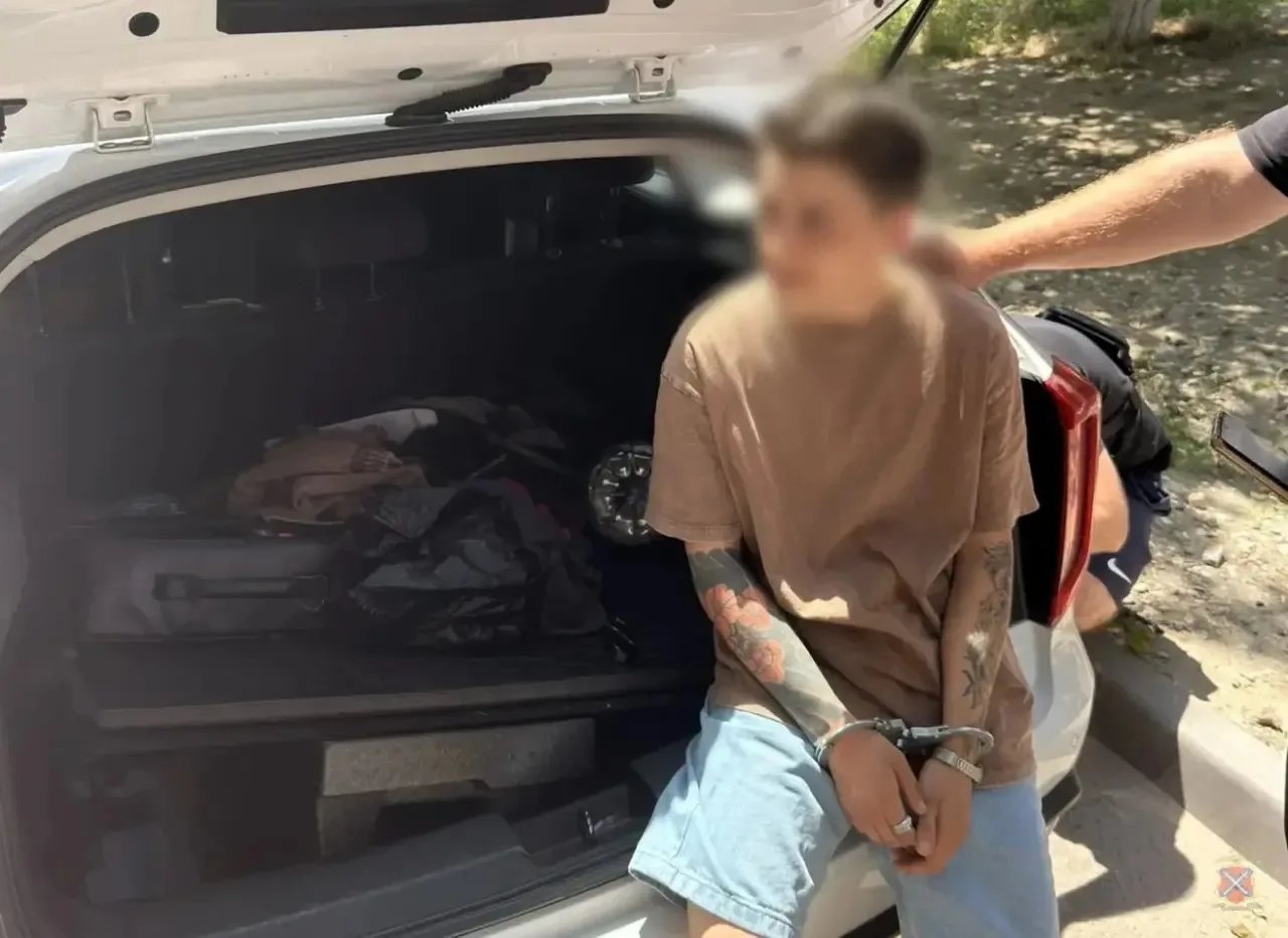 🚨 ВОЛГОГРАДКУ ЗАДЕРЖАЛИ С 3 КГ МЕФЕДРОНА, ПРИВЕЗЁННОГО ИЗ САНКТ-ПЕТЕРБУРГА

👮‍♀️ Сотрудники подраз