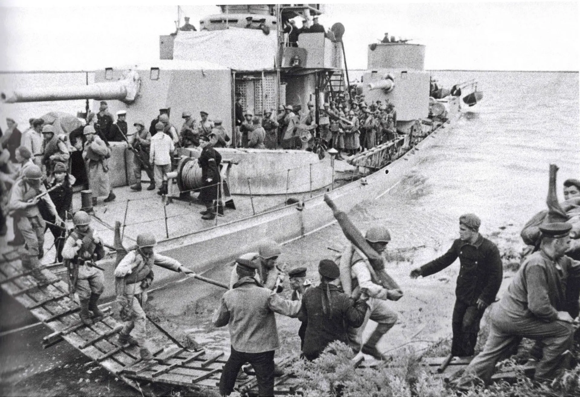 В ночь с 8 на 9 августа 1945 г. передовые отряды советских войск пересекли государствен...
