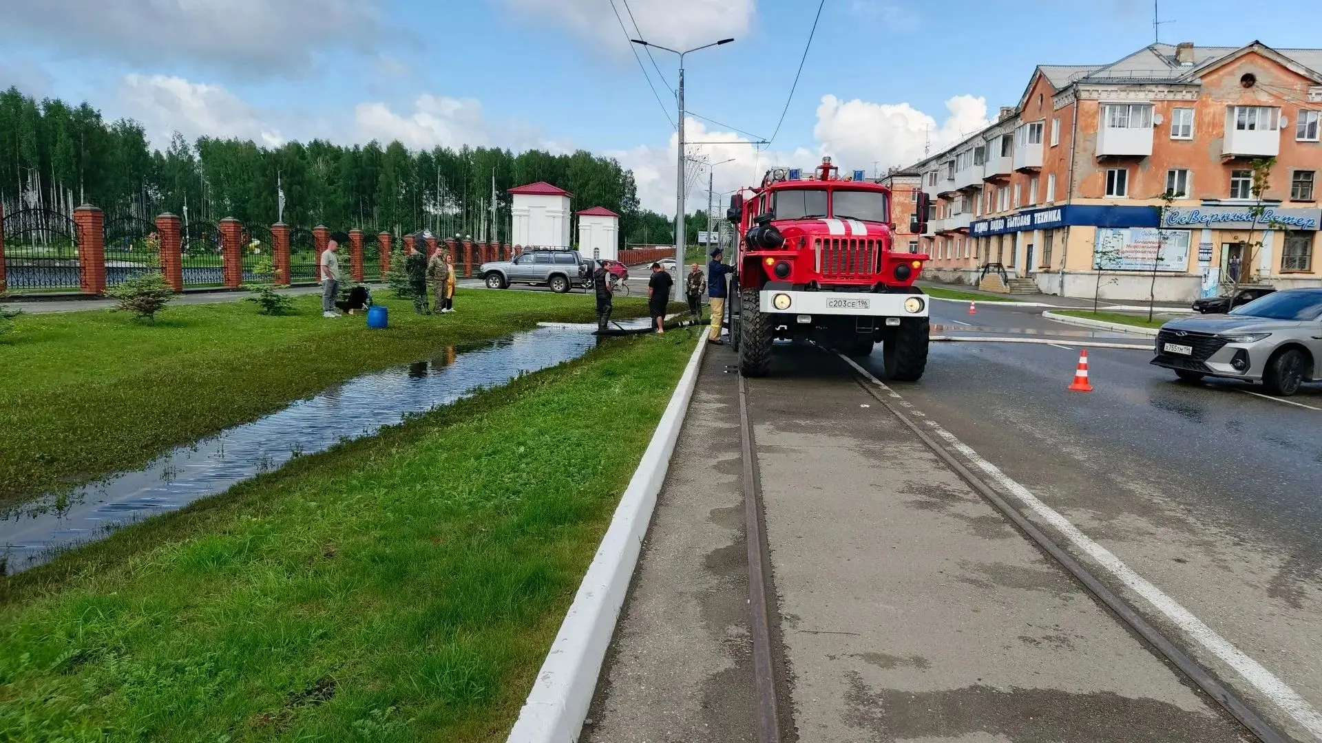 В следствии масштабных последствий дождевого паводка в городе Волчанске подтопило парко...
