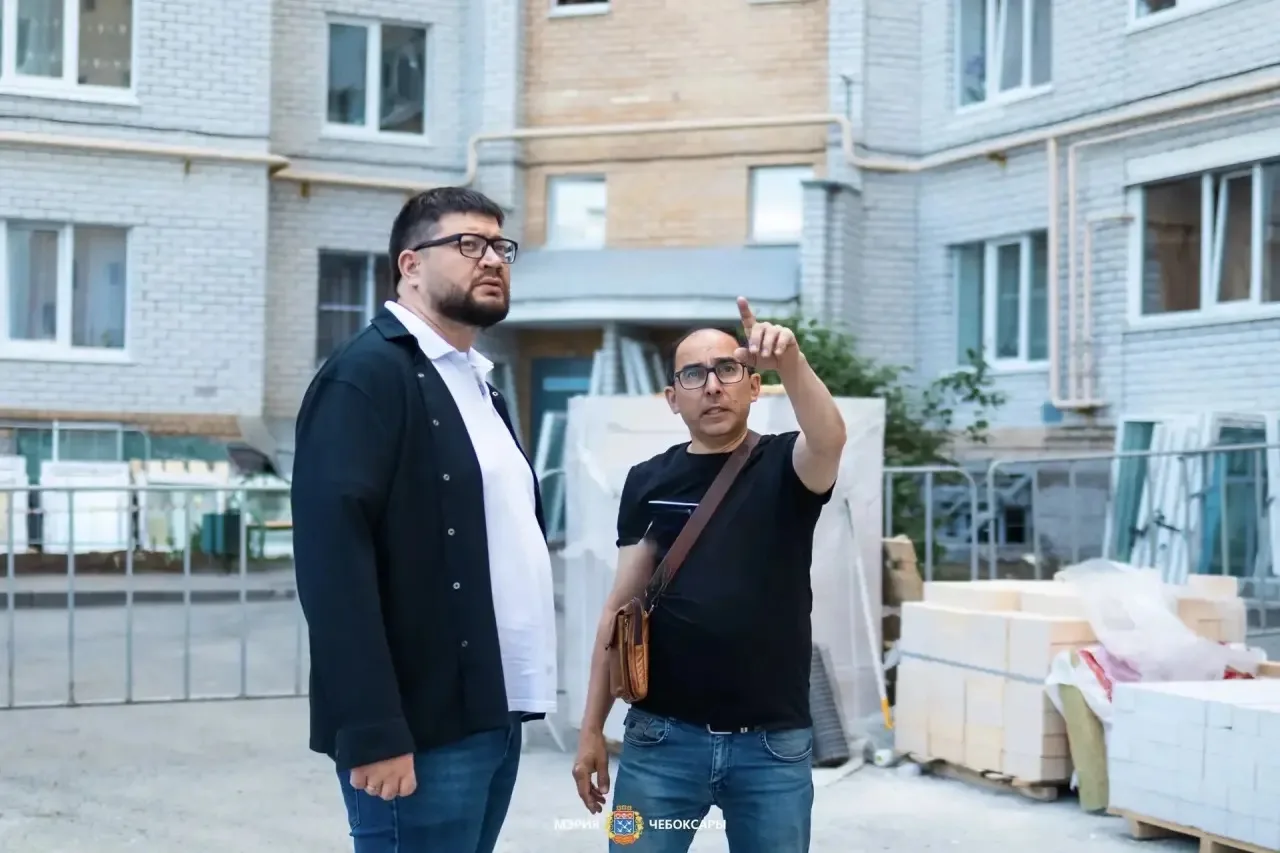 Глава города Чебоксары Станислав Трофимов субботнее утро традиционно начинал с объезда, проверив ход