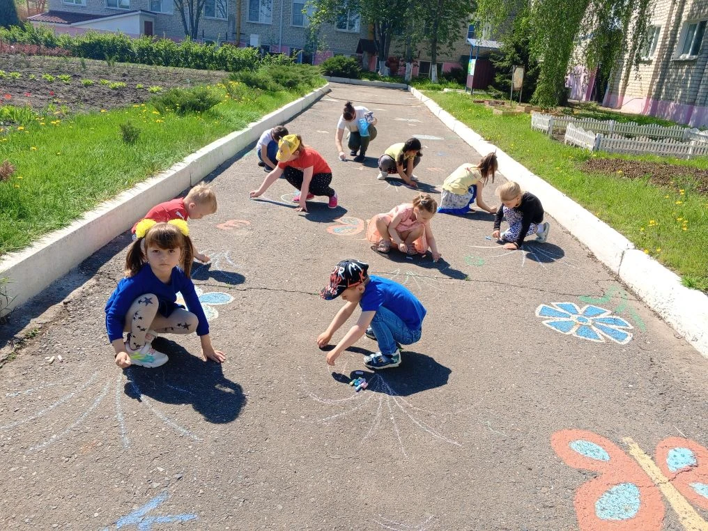 Сегодня наши дошкольники вышли на улицу с мелками.