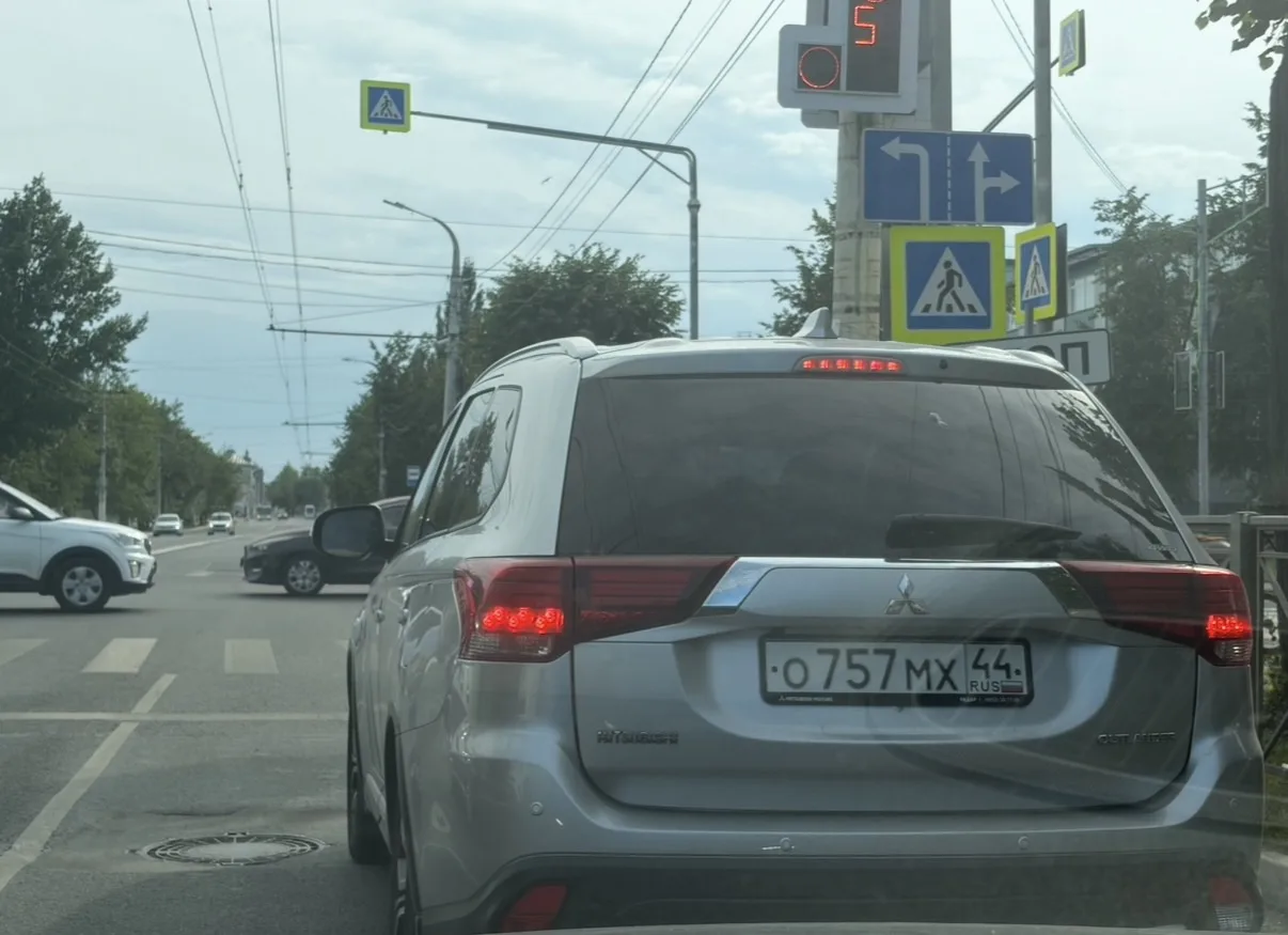 Будьте осторожны, если встретите этого неадеквата на дороге с его маневрами. Сначала за...