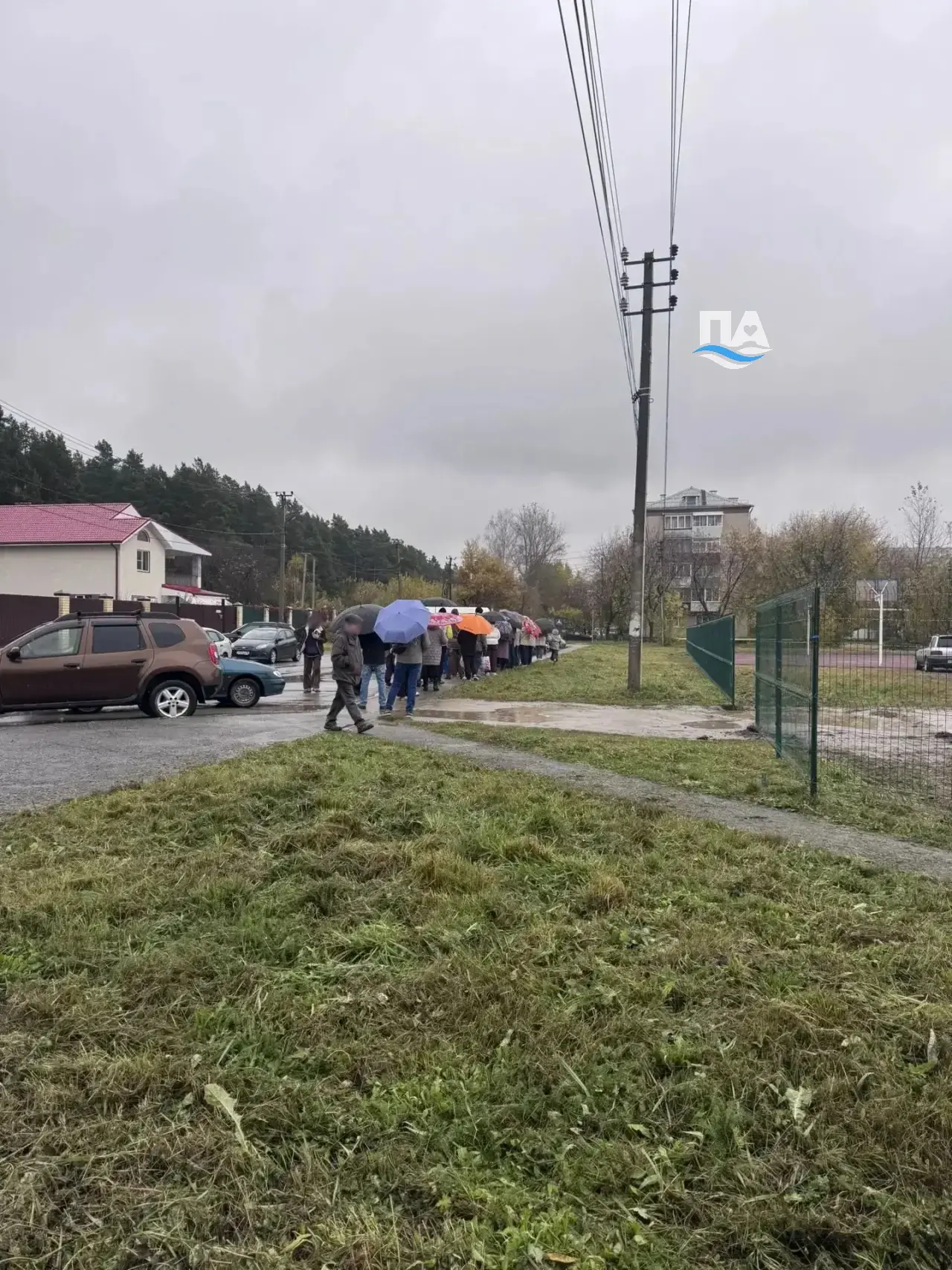 ‼️ Так выглядит очередь за мусорными пакетами на Рабочей. Даже при такой погоде желающи...