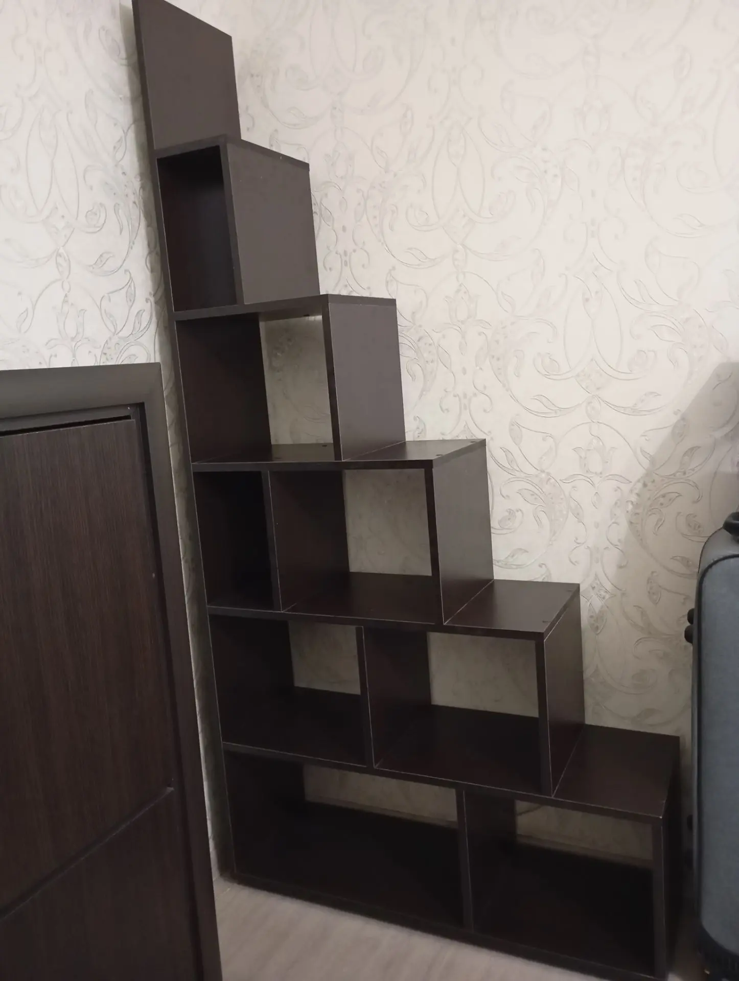 Продам полку-лесенку б/у в хорошем состоянии.Цвет---венге.