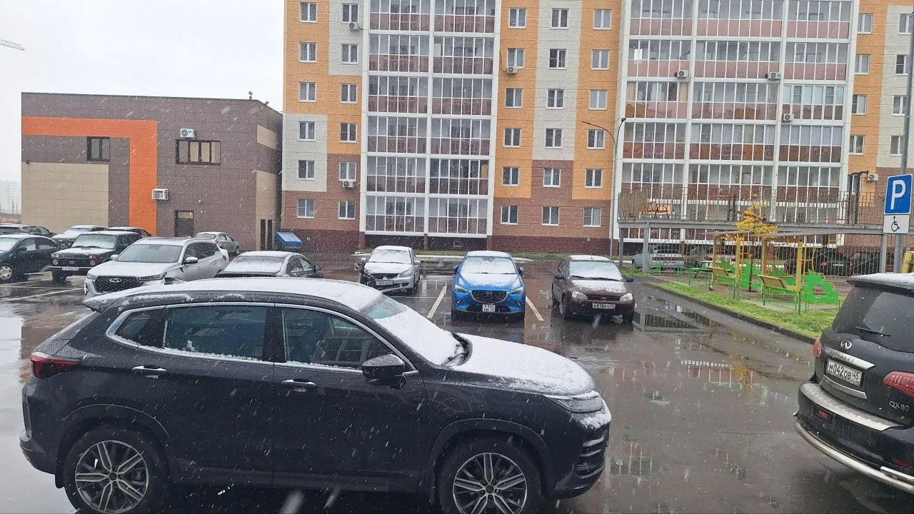 ⏺Водителей призывают сменить летнюю резину на зимнюю, не дожидаясь снега.