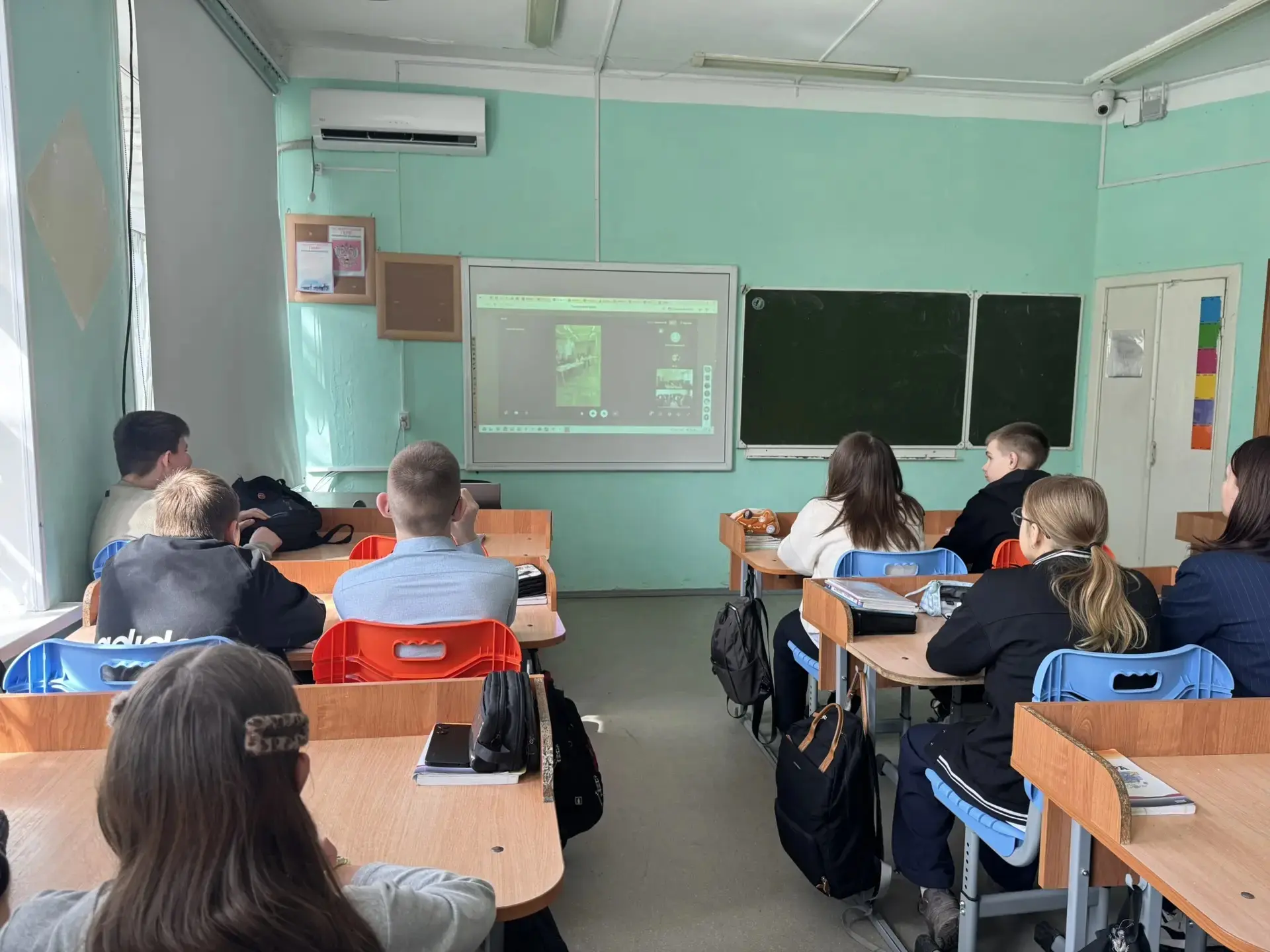 История оживает на глазах! Сегодня на прямом эфире в школе встретились представители разных эпох: ве