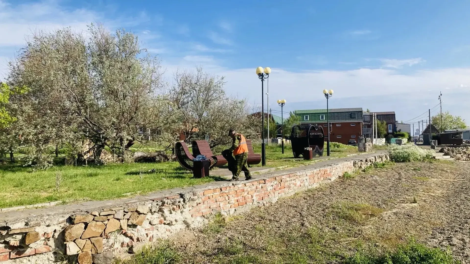 ⚡️В Ейске продолжается уборка приконтейнерных площадок и покос травы  Также убирают от мусора общест