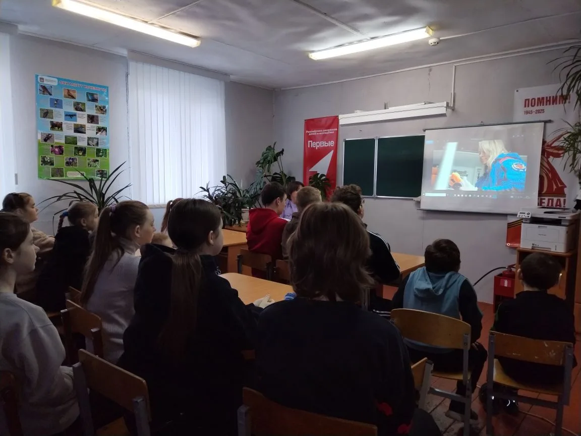 Утро понедельника 27 апреля 2026 года в нашей школе традиционно началось с торжественной линейки, це