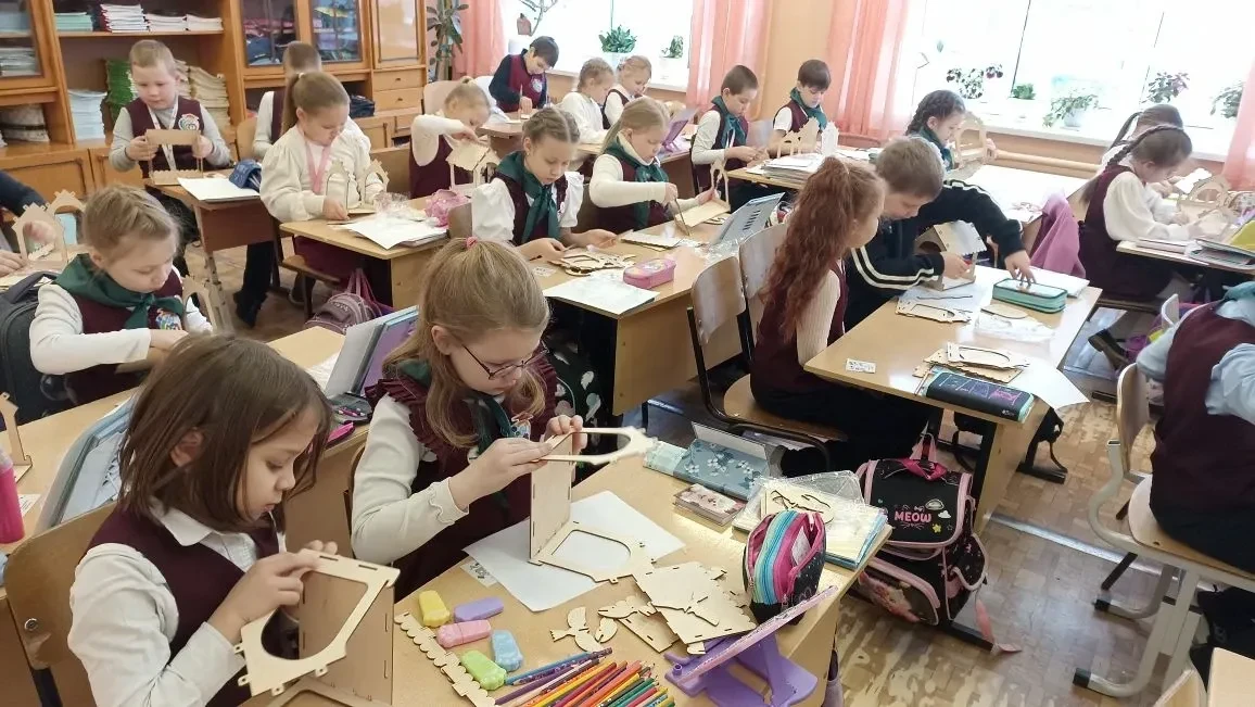 🐦 Поможем пернатым вместе!  Помощь зимующим птицам  в морозы заключается в регулярной подкормке высо