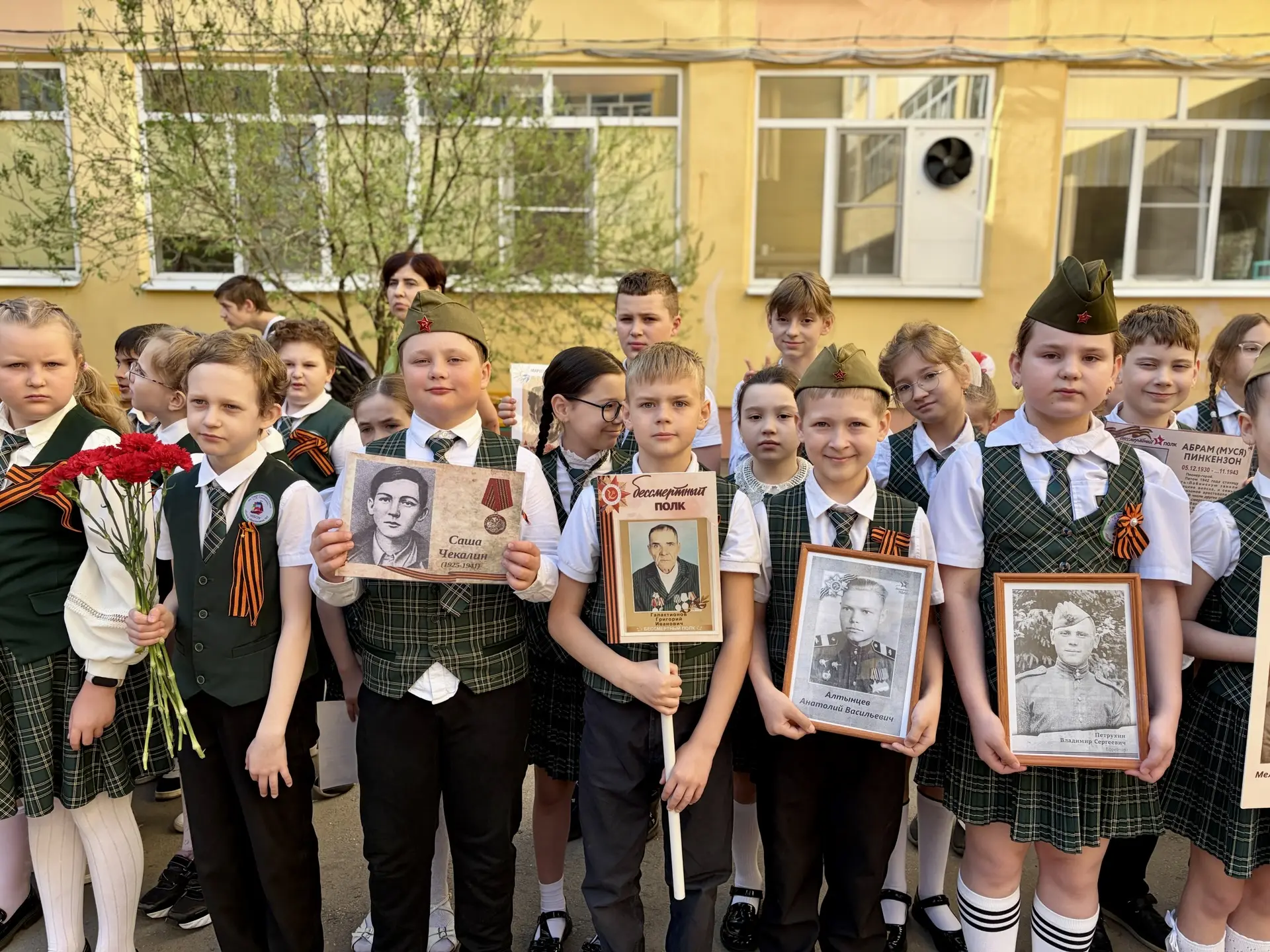 🎗️ “Бессмертный полк” в Центре образования № 7: Память, которая живет в наших сердцах.  Сегодня в на