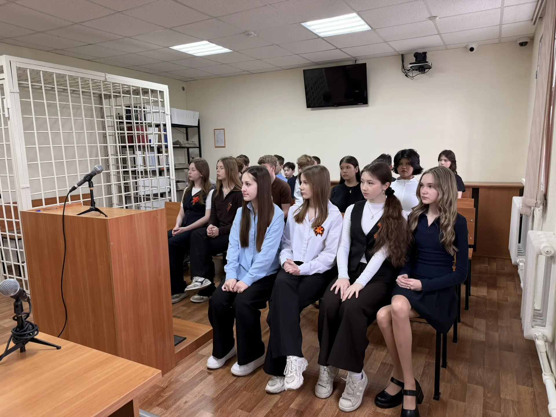 🎯⚖️ Сегодня состоялась вторая встреча учащихся 8 "Г" класса с представителями районного суда. Судья 