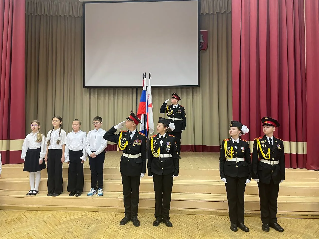 🇷🇺 Церемония поднятия флага   Знакомимся со знаменной группой 4 класса, которая принимала участие в 
