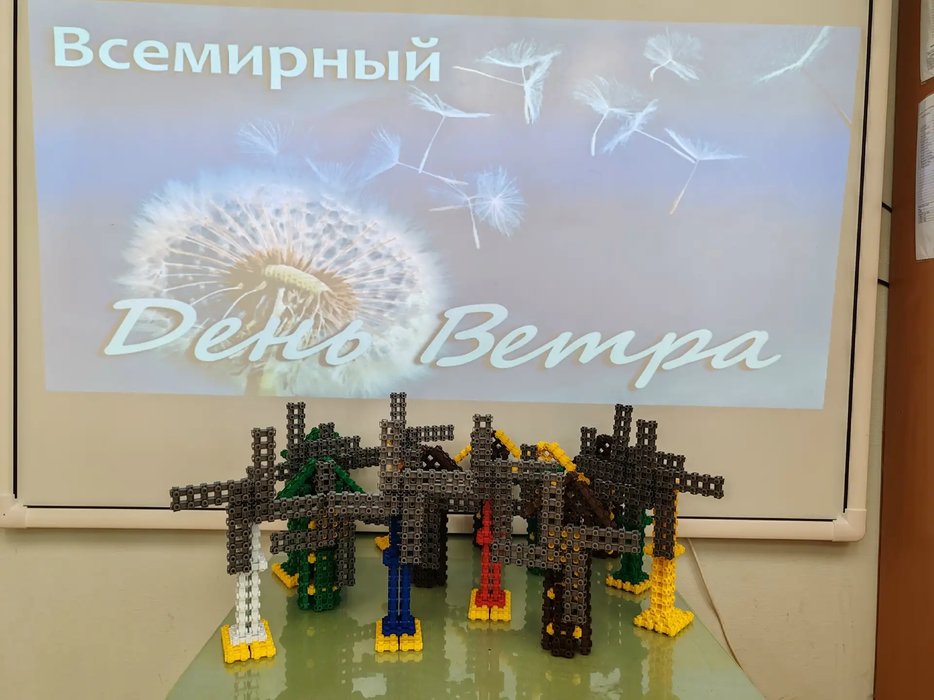 15 июня, во Всемирный день ветра, наши «Светлячки» превратились в юных инженеров! С помощью конструк